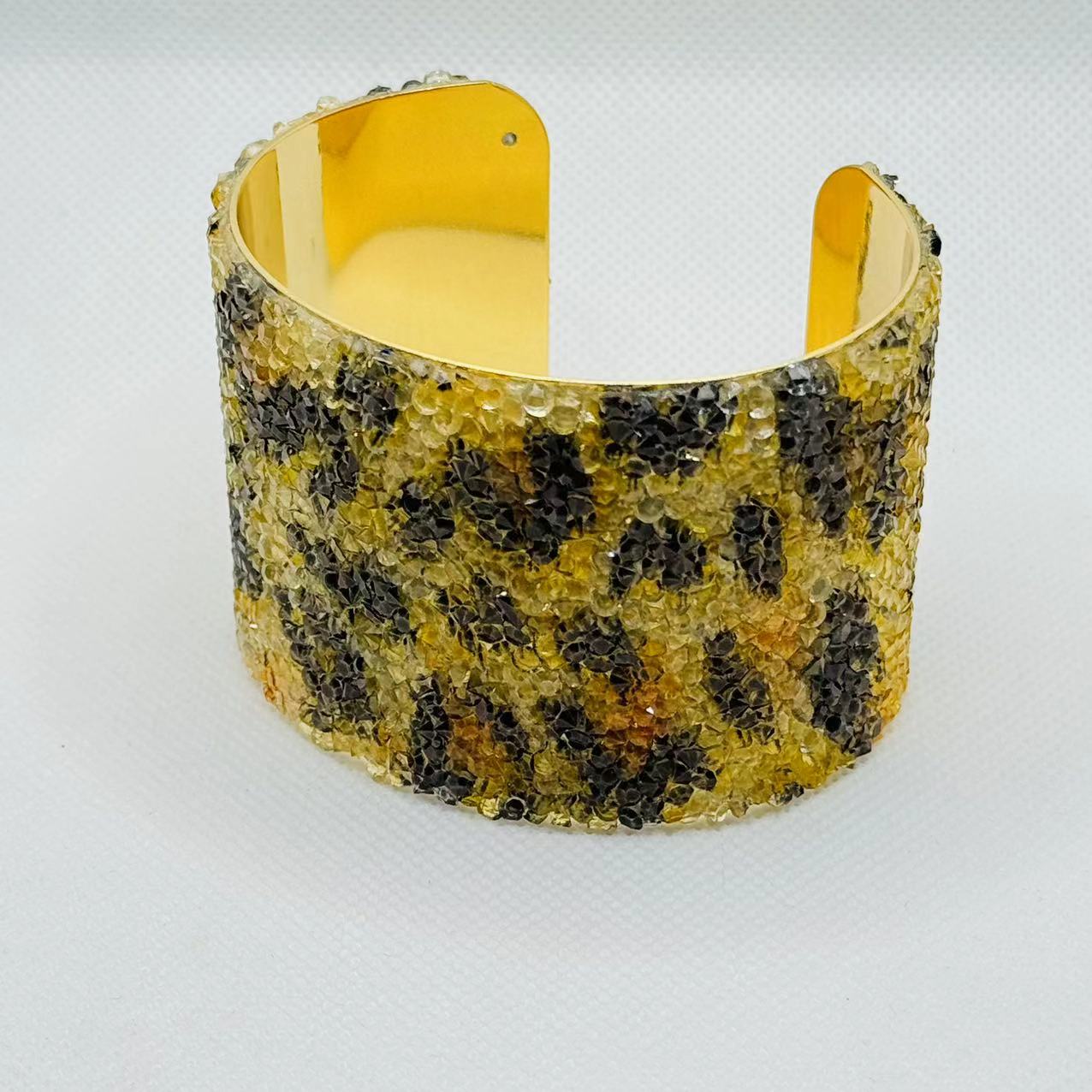 Cross-border e-commerce bestseller: A diamond-encrusted leopard print women's irregular electroplated gold metal bracelet in Europe and America, exuding a strong sense of luxury Application Scenario