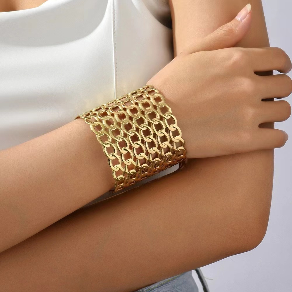 This is a best-selling metal, shining, C-shaped adjustable, handcrafted women's bracelet from Xiyin, a cross-border Amazon brand in Europe and America details Picture