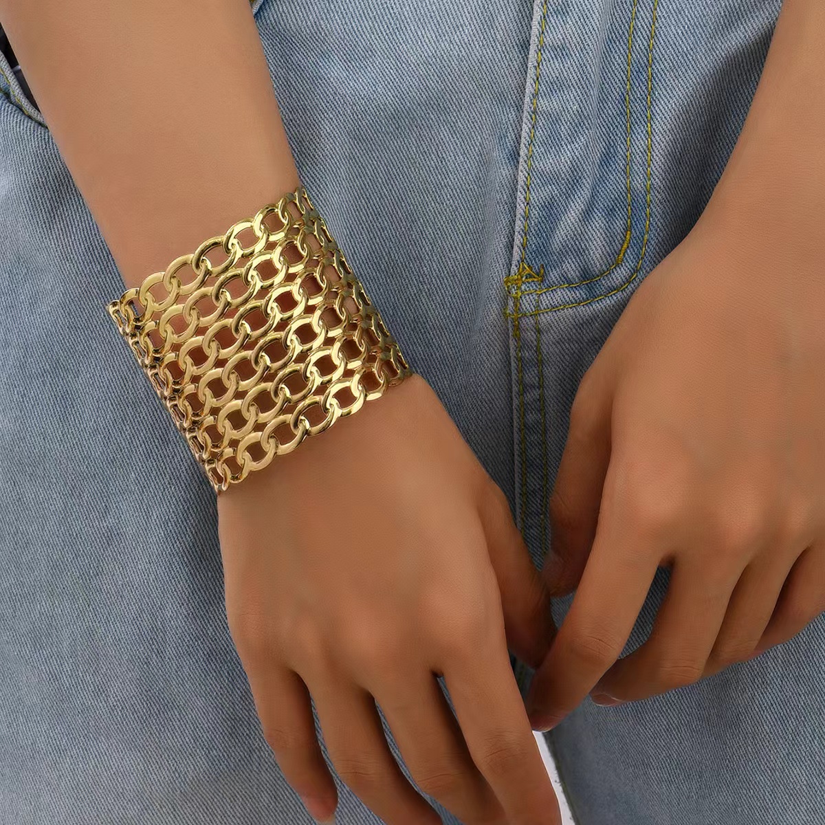 This is a best-selling metal, shining, C-shaped adjustable, handcrafted women's bracelet from Xiyin, a cross-border Amazon brand in Europe and America Specification image