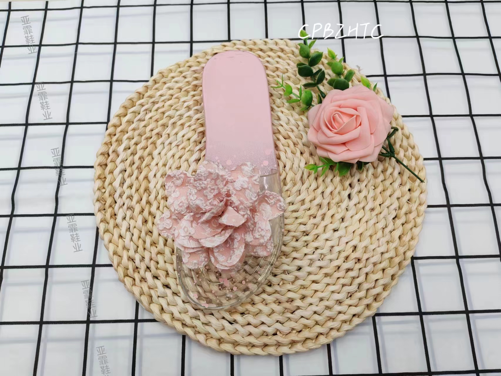 Flores de moda de verano afuera para usar zapatillas frescas
