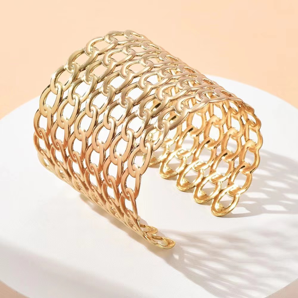 This is a best-selling metal, shining, C-shaped adjustable, handcrafted women's bracelet from Xiyin, a cross-border Amazon brand in Europe and America
