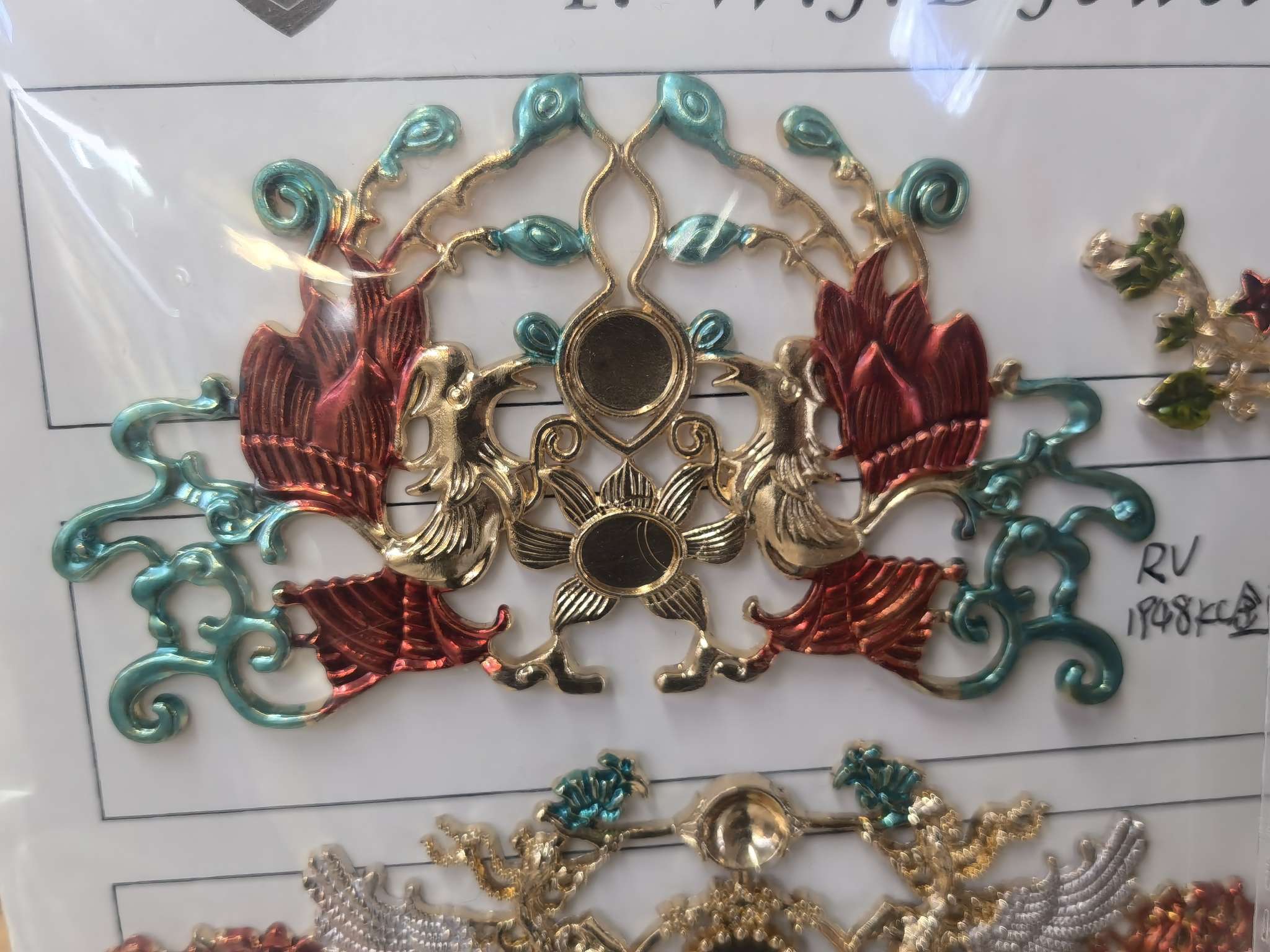 Crystal pendant head, crown decorative clasp, pin, round plate hot diamond sticker, resin clothing accessories, customized high-end accessories, unique design, personalized customization detail image 1