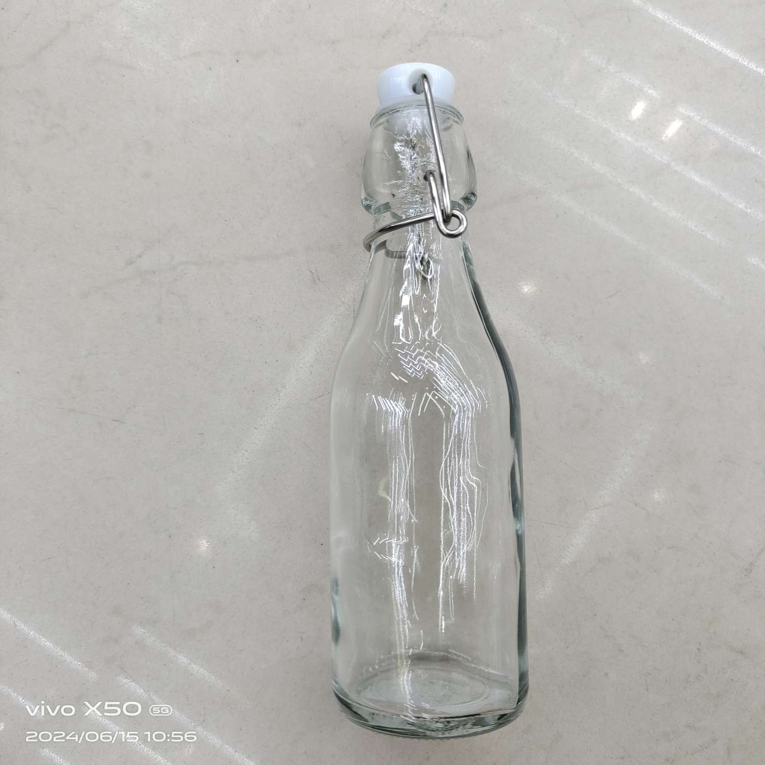 玻璃瓶，玻璃制品，果汁瓶，饮料瓶，厨房油瓶白底实物图