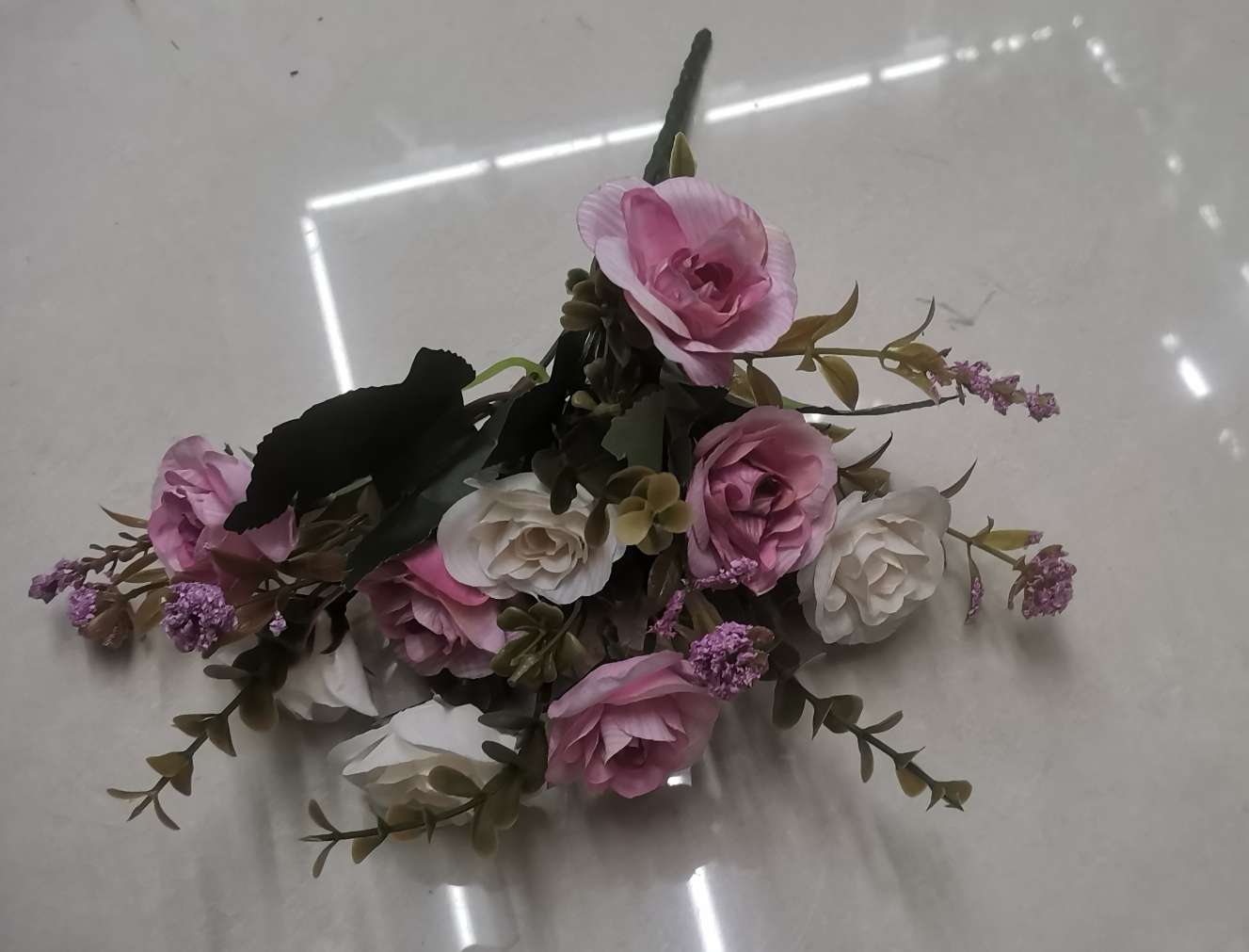 New faux European style 5-fork silk-screen printed rose, artificial flower, faux petal handicraft, artificial flower bouquet, realistic touch, faux flower decoration, exquisite life home decoration Application Scenario