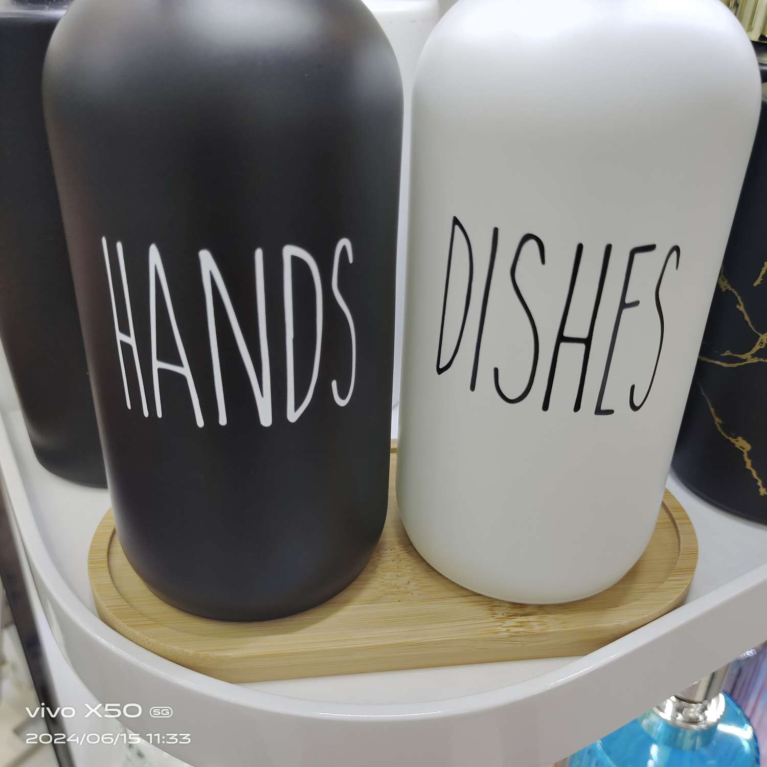 洗手液瓶两个套装，黑色白色套装，竹盖子喷头产品图