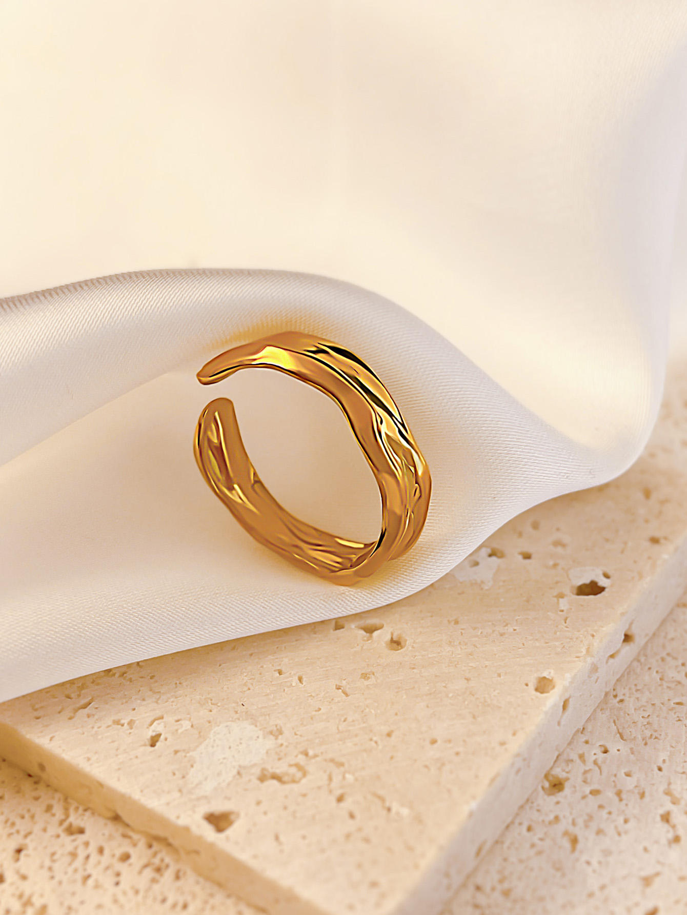 European and American ins rings, women's niche design, fashionable titanium steel rings, light luxury and high-end feel, bestsellers, versatile accessories, fashionable Application Scenario