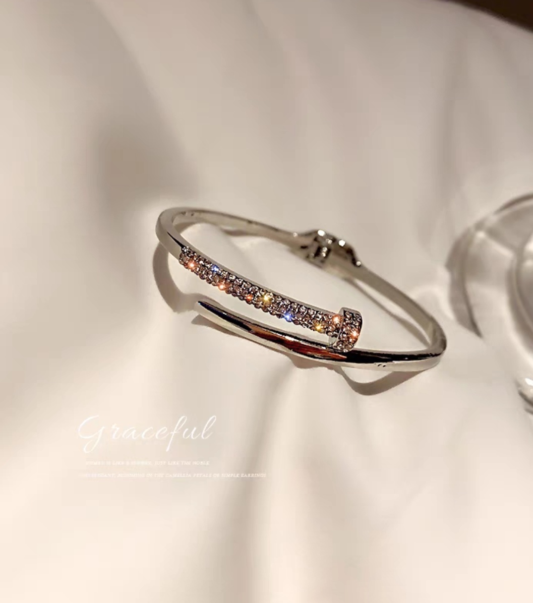 High-end diamond-encrusted bracelet with an Instagram niche design, adjustable opening, fashionable bracelet accessory, new style for women in 2024 detail image 4