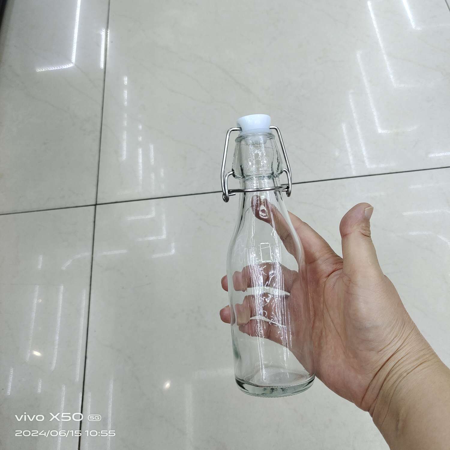 玻璃瓶，玻璃制品，果汁瓶，饮料瓶，厨房油瓶产品图