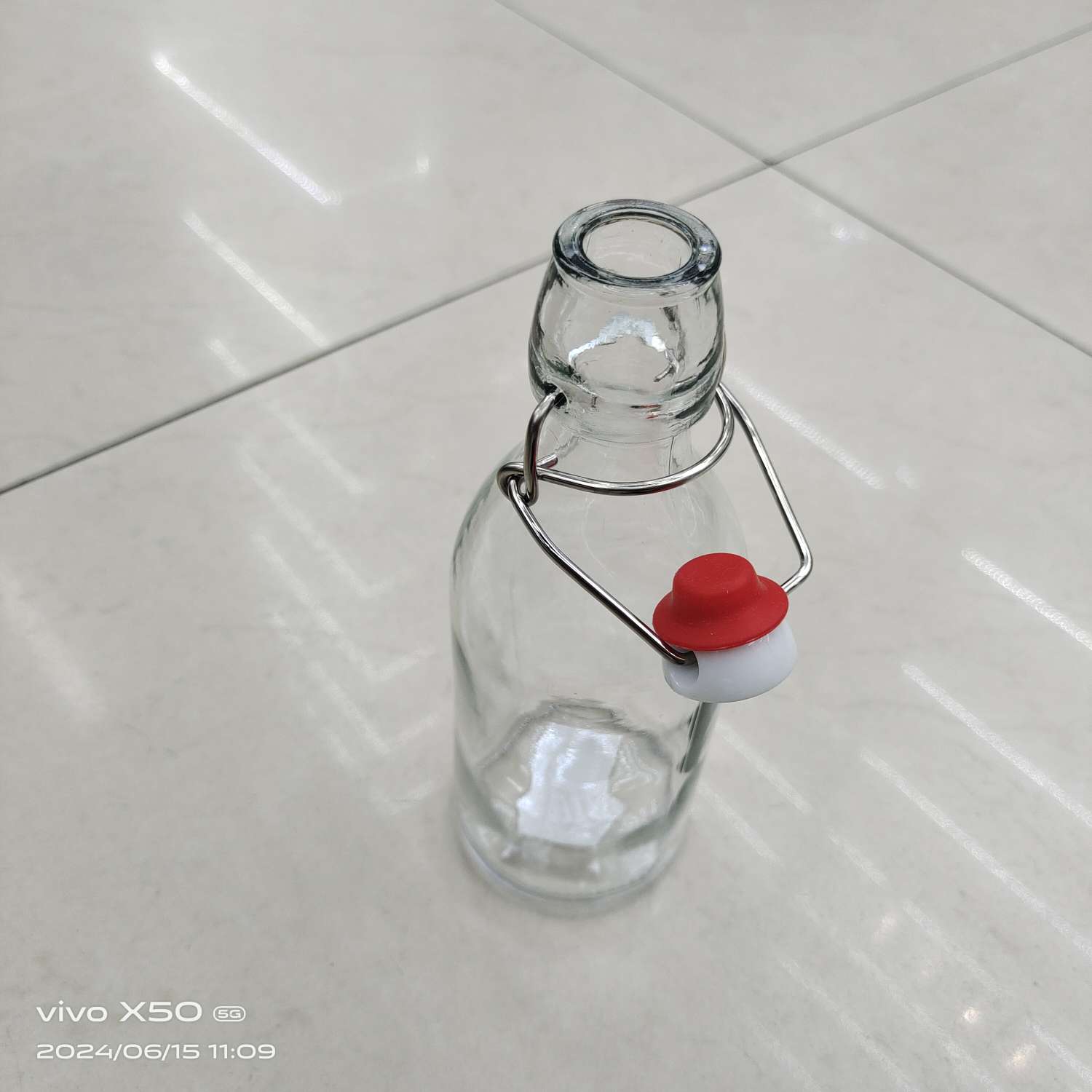 玻璃小瓶，玻璃制品，果汁瓶，饮料瓶，厨房油瓶白底实物图