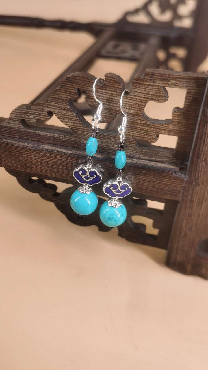 Alloy cat's eye earrings, ladies' earrings, beautiful zircon earrings, fashionable earrings, unique design earrings details Picture