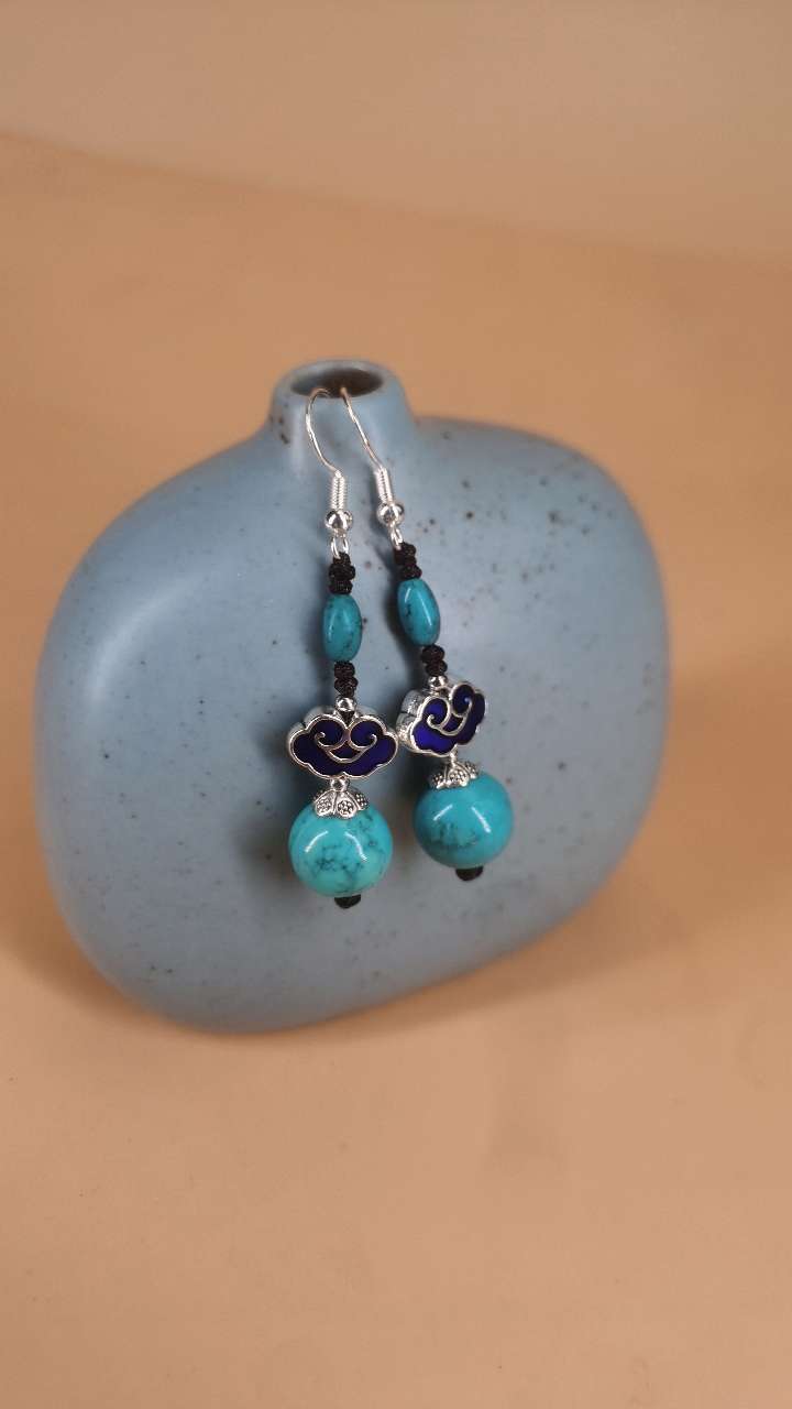 Alloy cat's eye earrings, ladies' earrings, beautiful zircon earrings, fashionable earrings, unique design earrings Application Scenario