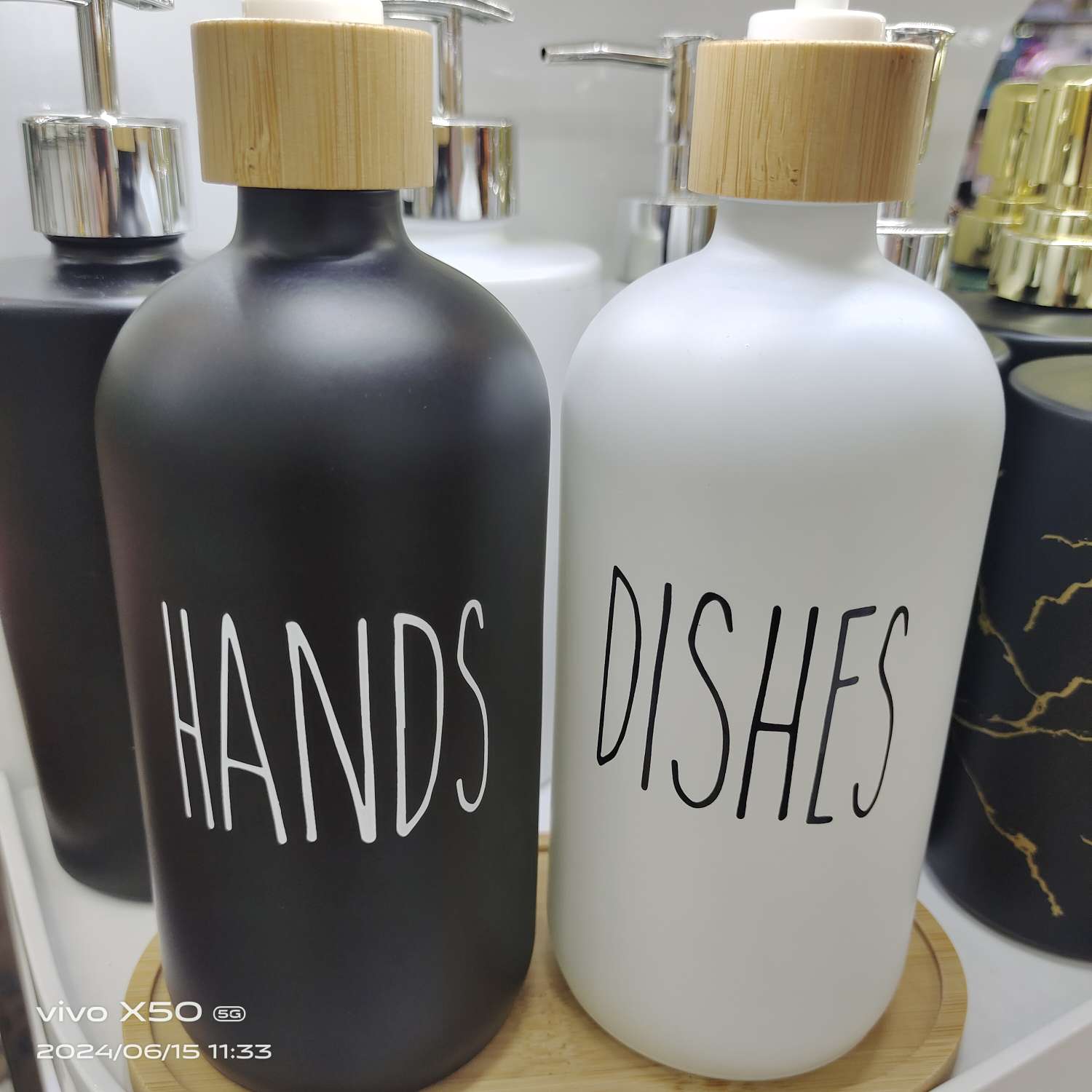 洗手液瓶两个套装，黑色白色套装，竹盖子喷头详情图3