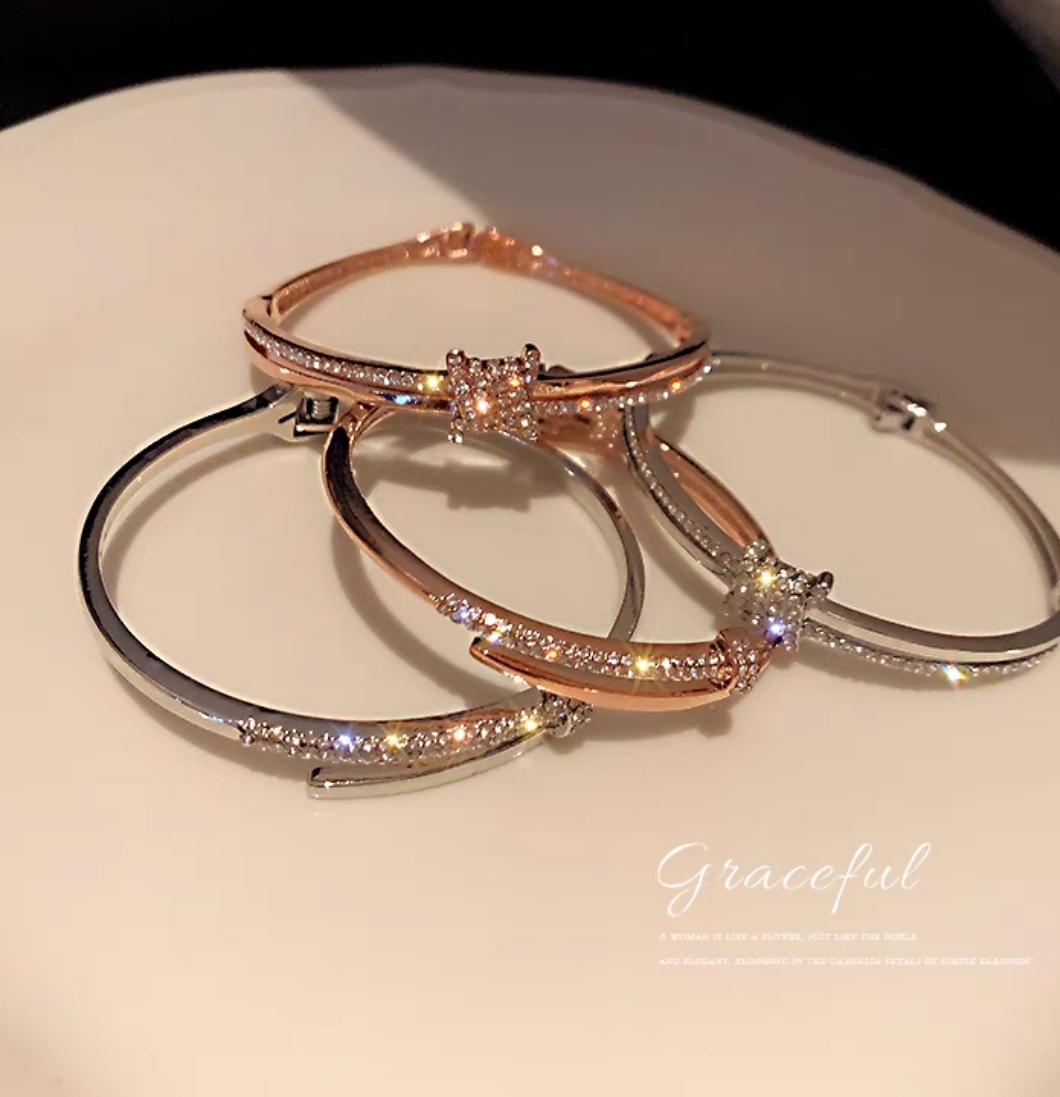 High-end diamond-encrusted bracelet with an Instagram niche design, adjustable opening, fashionable bracelet accessory, new style for women in 2024 details Picture