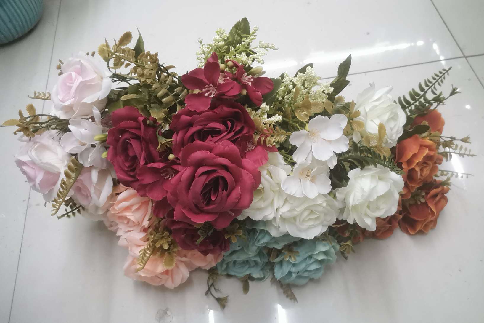 New European-style artificial flower 7-fork European-style fragrant rose artificial flower for home and hotel decoration Application Scenario