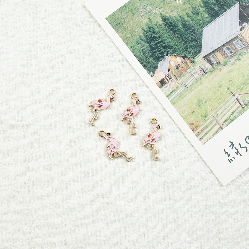 Alloy oil-dripping single flamingo necklace, earring accessories, diy jewelry accessories, alloy jewelry accessories, jewelry bracelet, alloy oil-dripping Application Scenario