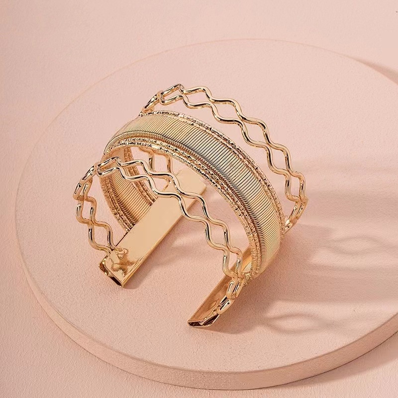 European and American foreign trade style, fashionable, individual, versatile, simple, street style, popular, large-sized metal open-top women's bracelet Application Scenario