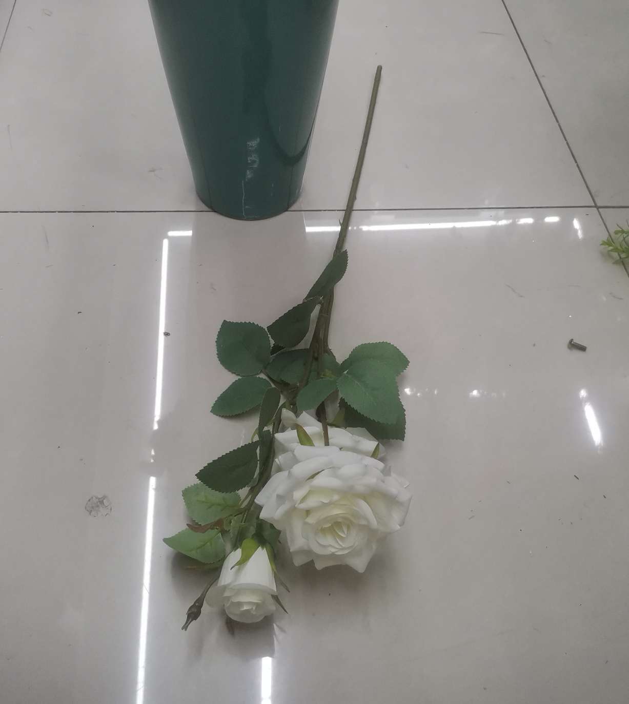 New-style high-stem three-headed rose artificial flowers, high-fidelity bouquet decoration engineering flowers Specification image