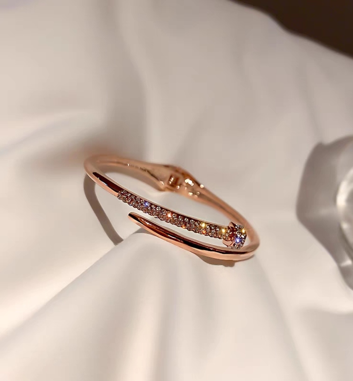 High-end diamond-encrusted bracelet with an Instagram niche design, adjustable opening, fashionable bracelet accessory, new style for women in 2024 detail image 5