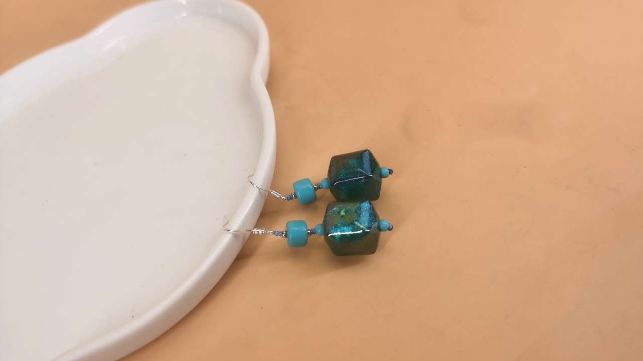 Pearl welded zircon earrings and earrings are fashionable accessories. Korean style, versatile and elegant. Women's earrings are exquisite and graceful Item Picture