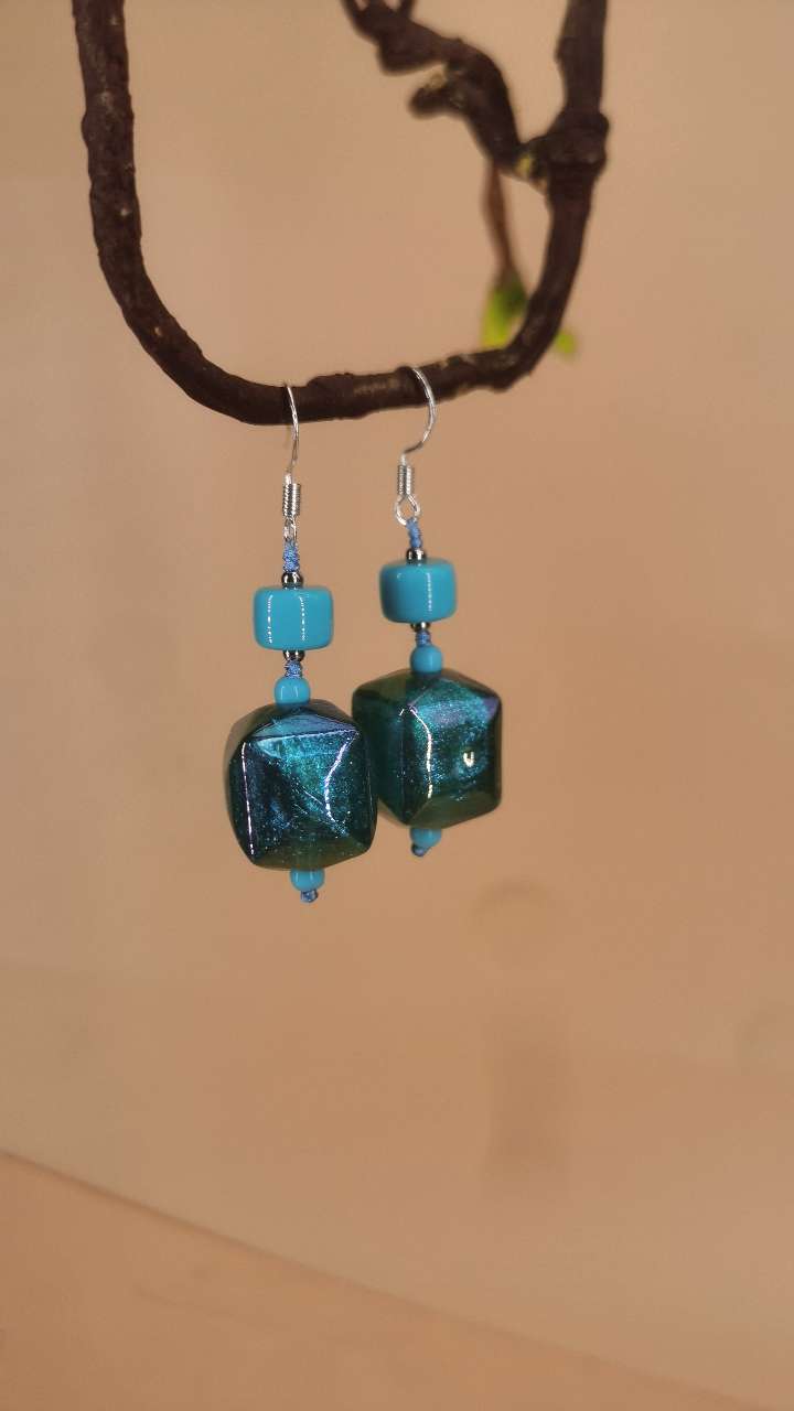 Pearl welded zircon earrings and earrings are fashionable accessories. Korean style, versatile and elegant. Women's earrings are exquisite and graceful details Picture