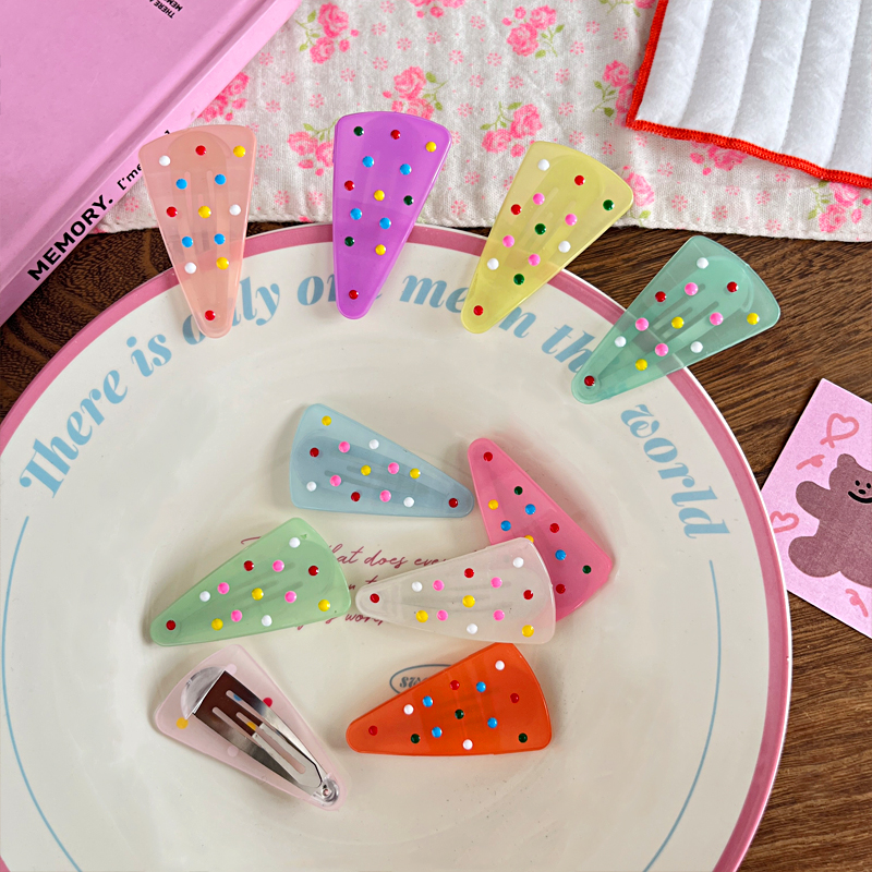 New cute and versatile children's triangular polka dot fresh jelly-colored hair clips, bangs clips, side clips, bb clips and hair accessories Application Scenario