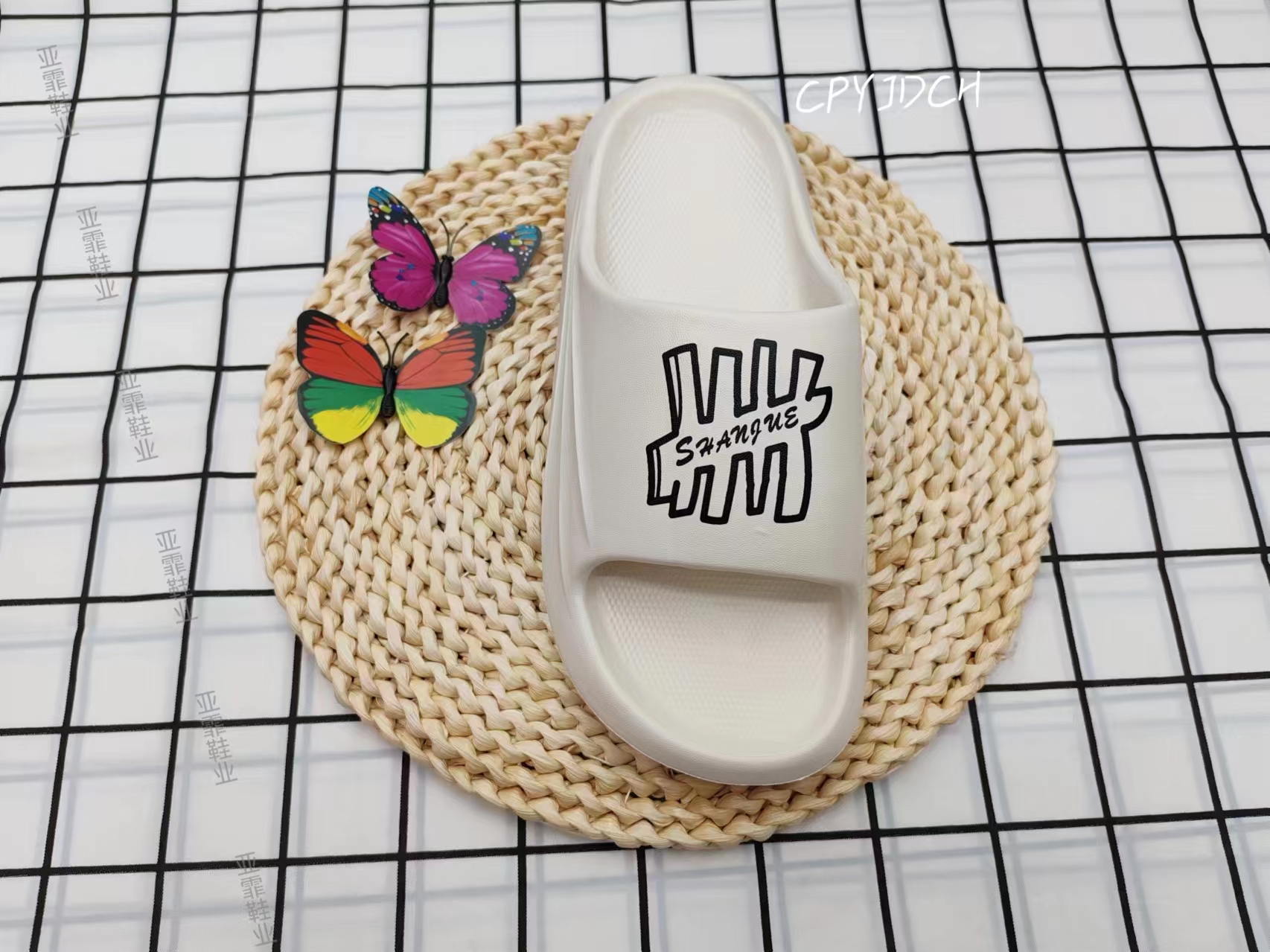Wear flip-flops outside for the fashionable summer