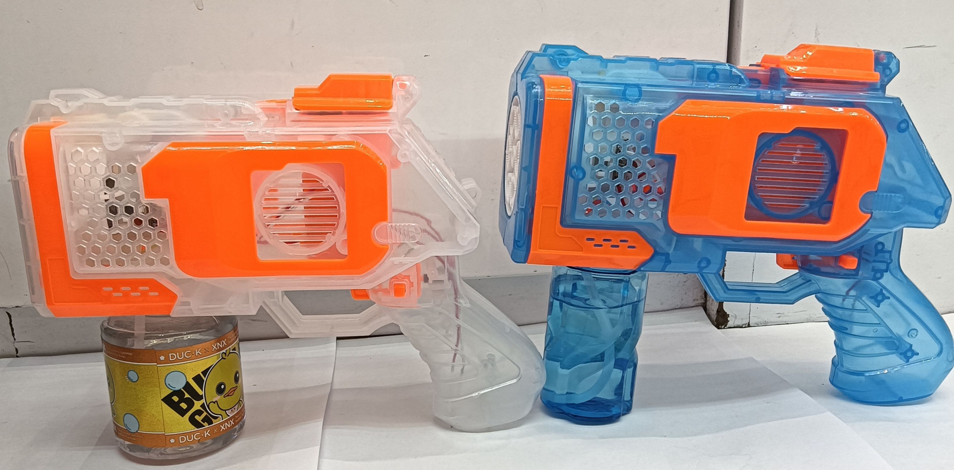Hot-selling transparent space 6-hole fully automatic bubble gun, children's toy, creative hot-selling street stall wholesale, new and unique small toys, children's cute bubble machine, children's summer outdoor Application Scenario