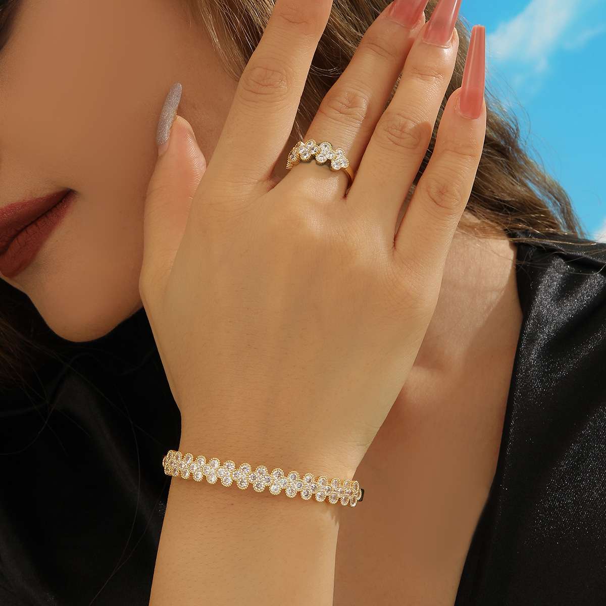 The 2024 new bestseller, simple and fashionable commuting bracelet studded with diamonds, is a high-end and super beautiful accessory with a niche design sense and factory direct sales Item Picture