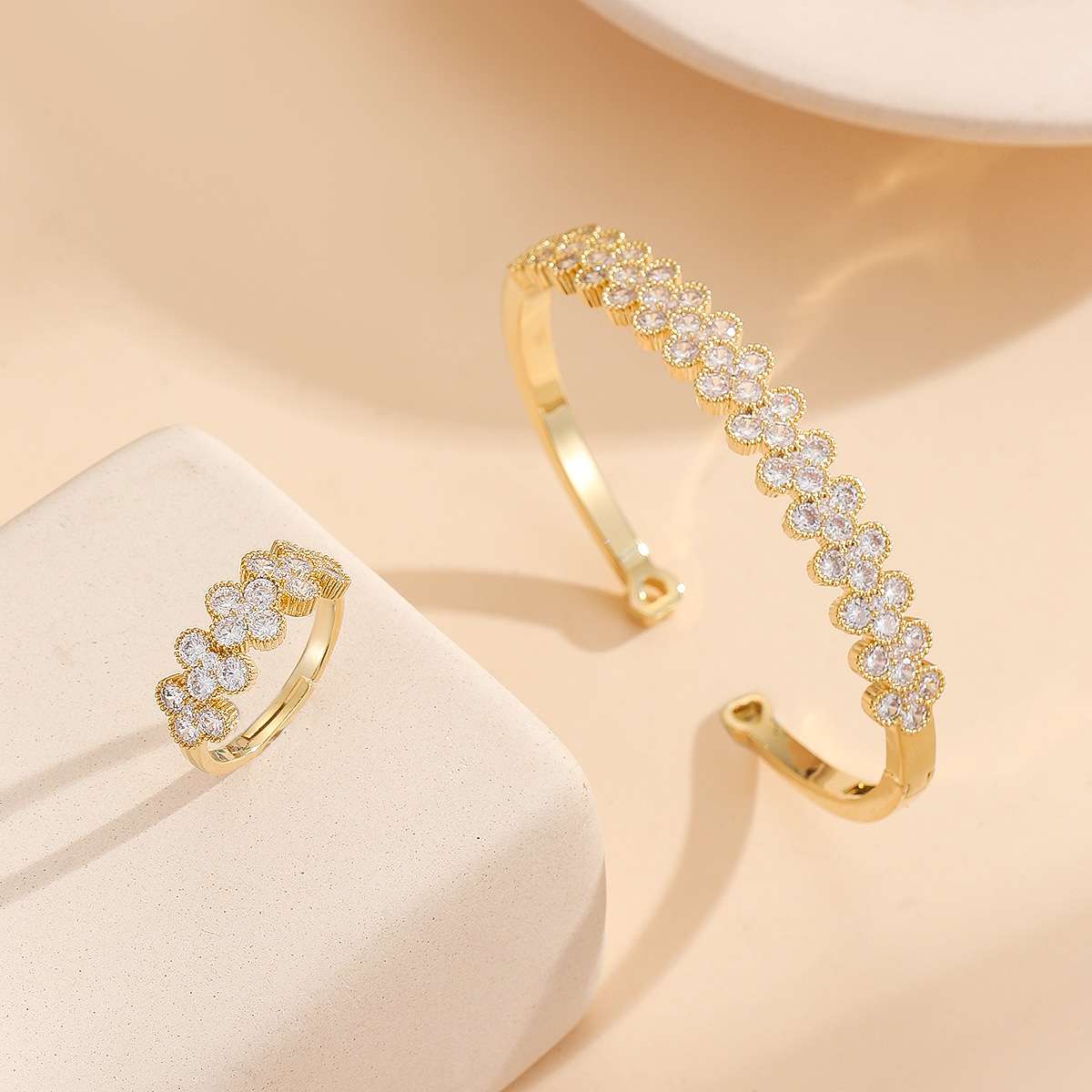 The 2024 new bestseller, simple and fashionable commuting bracelet studded with diamonds, is a high-end and super beautiful accessory with a niche design sense and factory direct sales Specification image