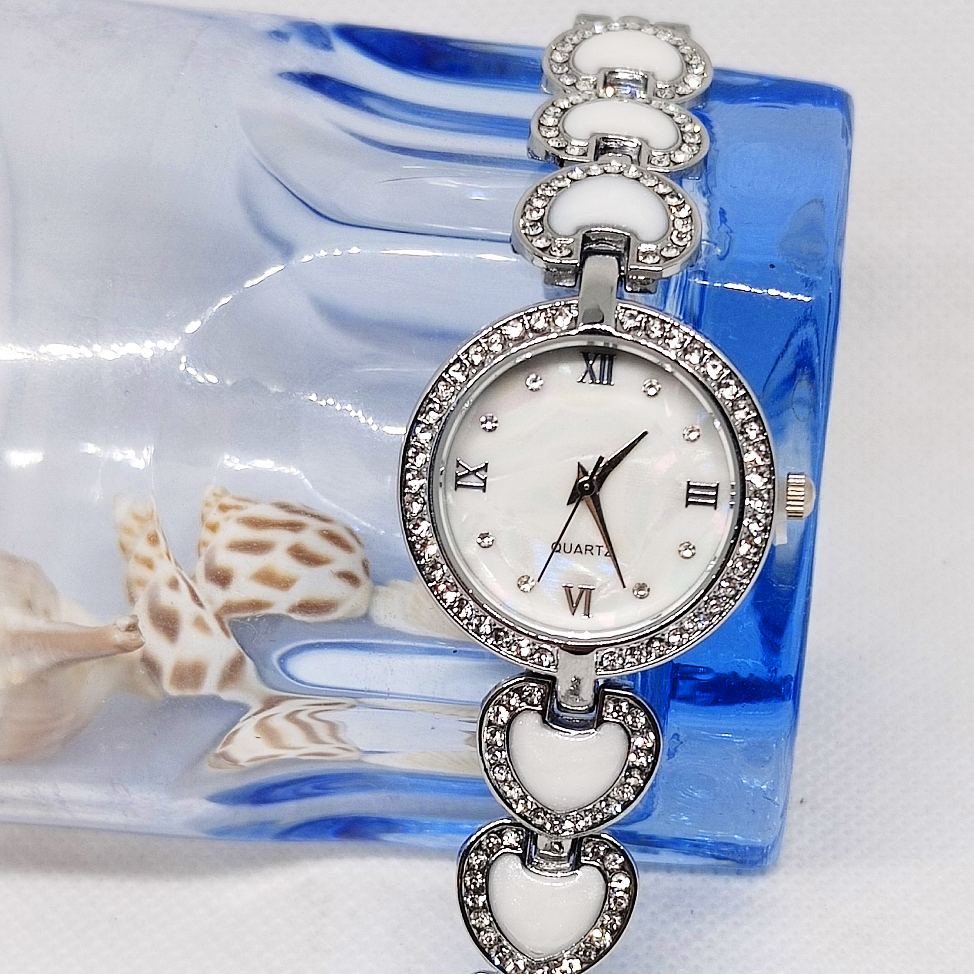 Foreign Trade New Fashion Love Chain Diamond Watch Temperament Bracelet Watch Selling Peach Heart Quartz Women's Watch Application Scenario