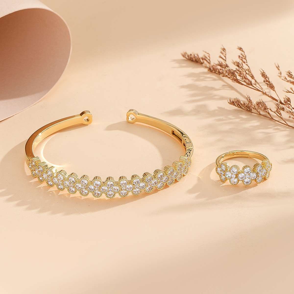 The 2024 new bestseller, simple and fashionable commuting bracelet studded with diamonds, is a high-end and super beautiful accessory with a niche design sense and factory direct sales detail image 3