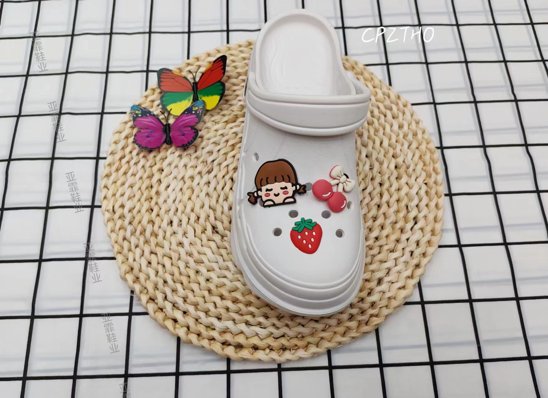 Summer fashionable and cute cartoon outerwear crocs