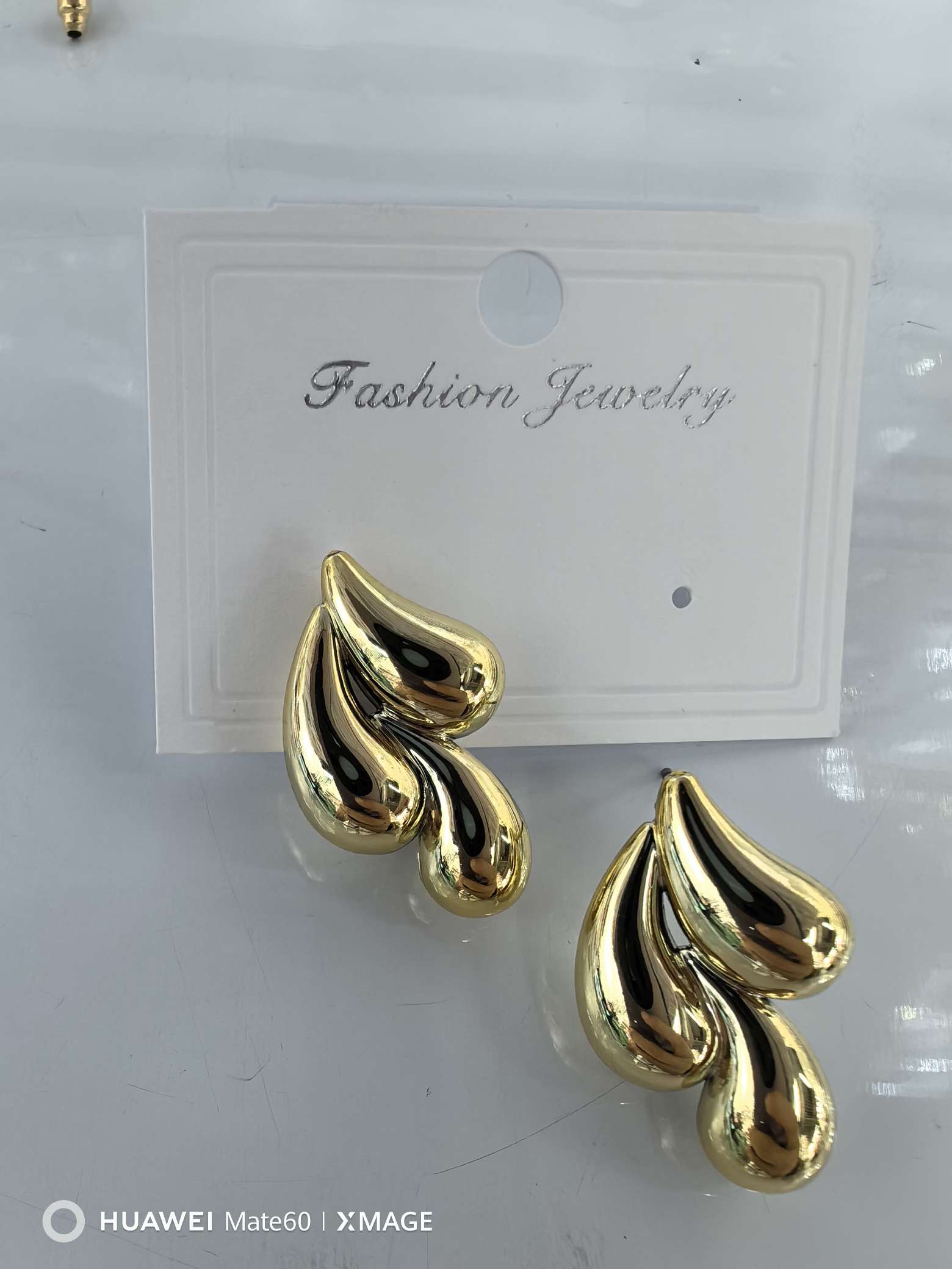 水滴型CCB高亮耳饰耳钉，耳饰高质量不褪色，电镀颜色金色银色，款式简约时尚潮流，百搭休闲耳饰，时尚女士优先选购产品细节图