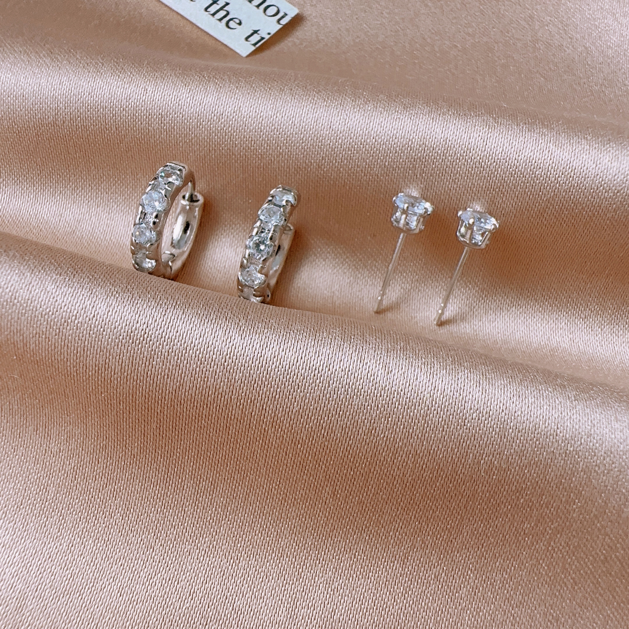 The new 2024 silver ring and small stud earrings for women's elegance, with a niche design sense and high-end earrings Specification image