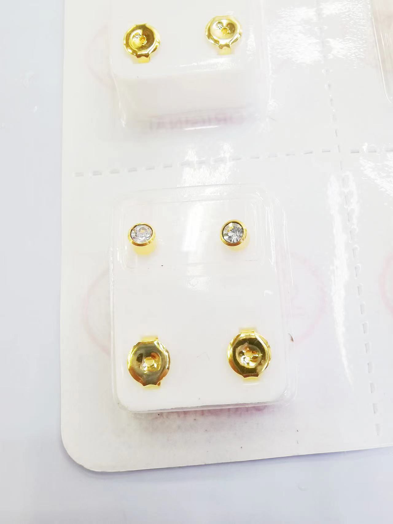 Insert ear holes and ear studs into blister cards Application Scenario