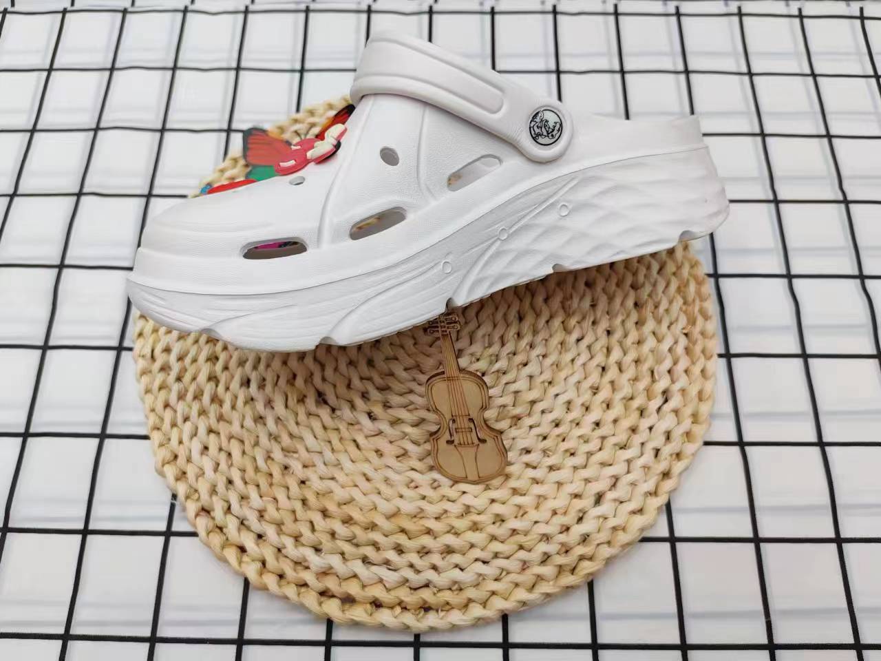 Summer fashionable and cute cartoon outerwear crocs details Picture