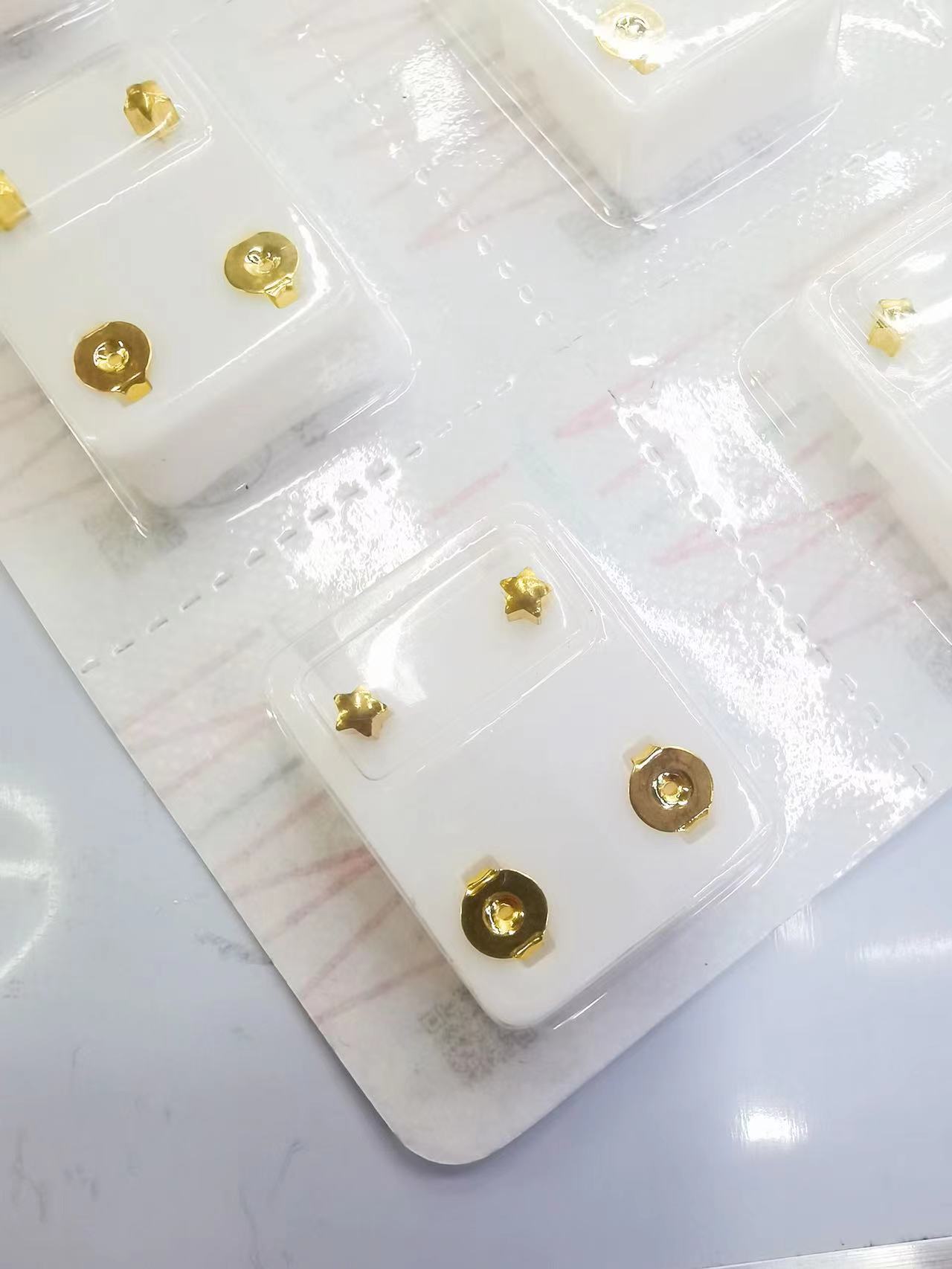 Insert ear holes and ear studs into blister cards Item Picture