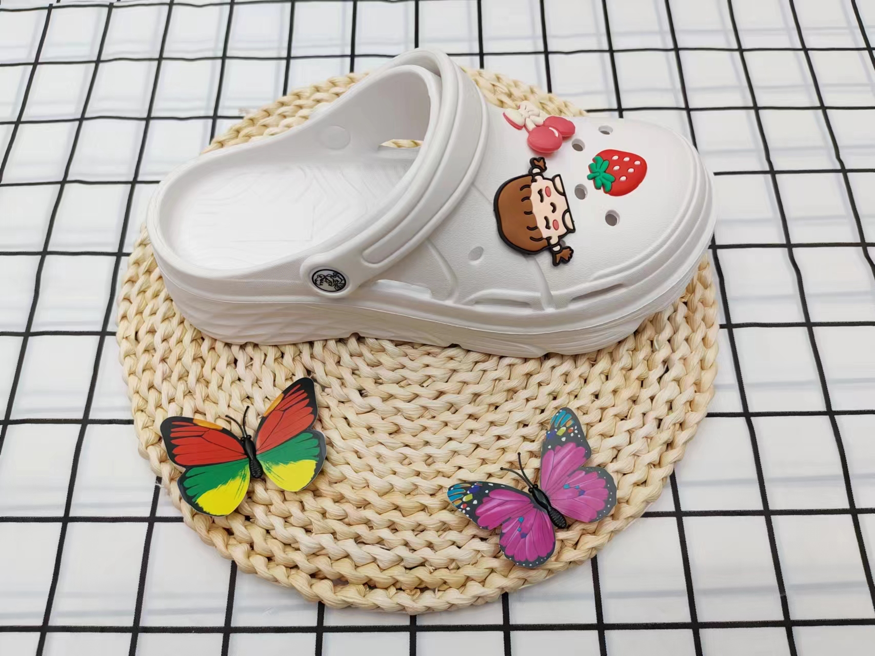 Summer fashionable and cute cartoon outerwear crocs Application Scenario
