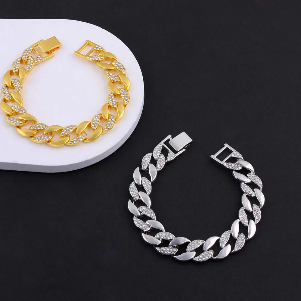 Senluo Accessories Factory is a wholesale source manufacturer of alloy diamond-encruble Cuban chain bracelets and HIPHOP cross-border hip-hop accessories for export Application Scenario