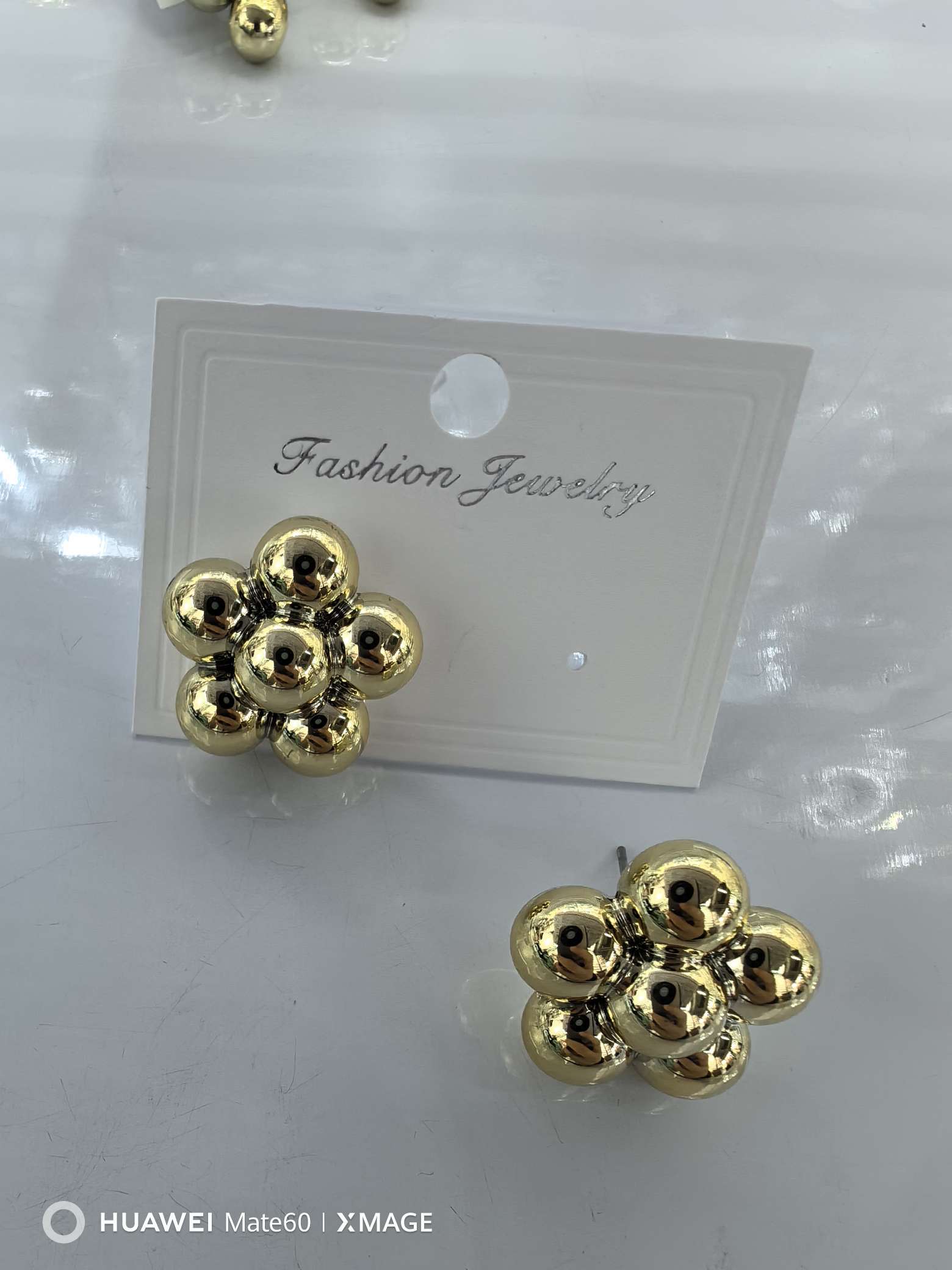 梅花形状CCB耳饰耳钉，耳饰高质量不褪色，电镀颜色金色银色，款式简约时尚潮流，百搭休闲耳饰，时尚女士优先选购产品详情图2