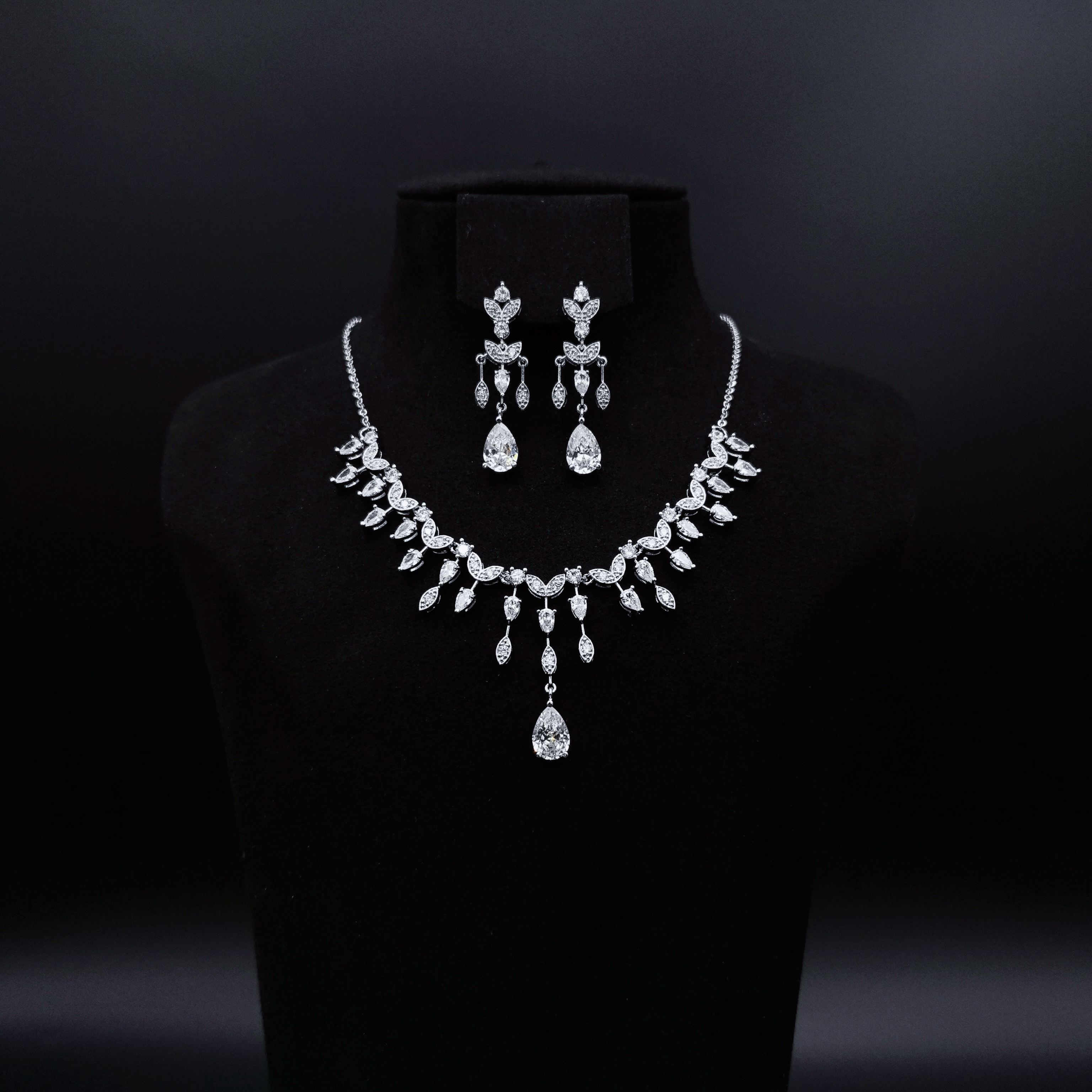 Golden Dream Beauty's luxurious, trendy and fashionable micro-inset earrings, necklaces, stud earrings, three-piece set TL-200 Aries accessory Zircon, selected for parties, annual meetings and banquets, trendy and fashionable style label, carefully selected for a sense of high-end