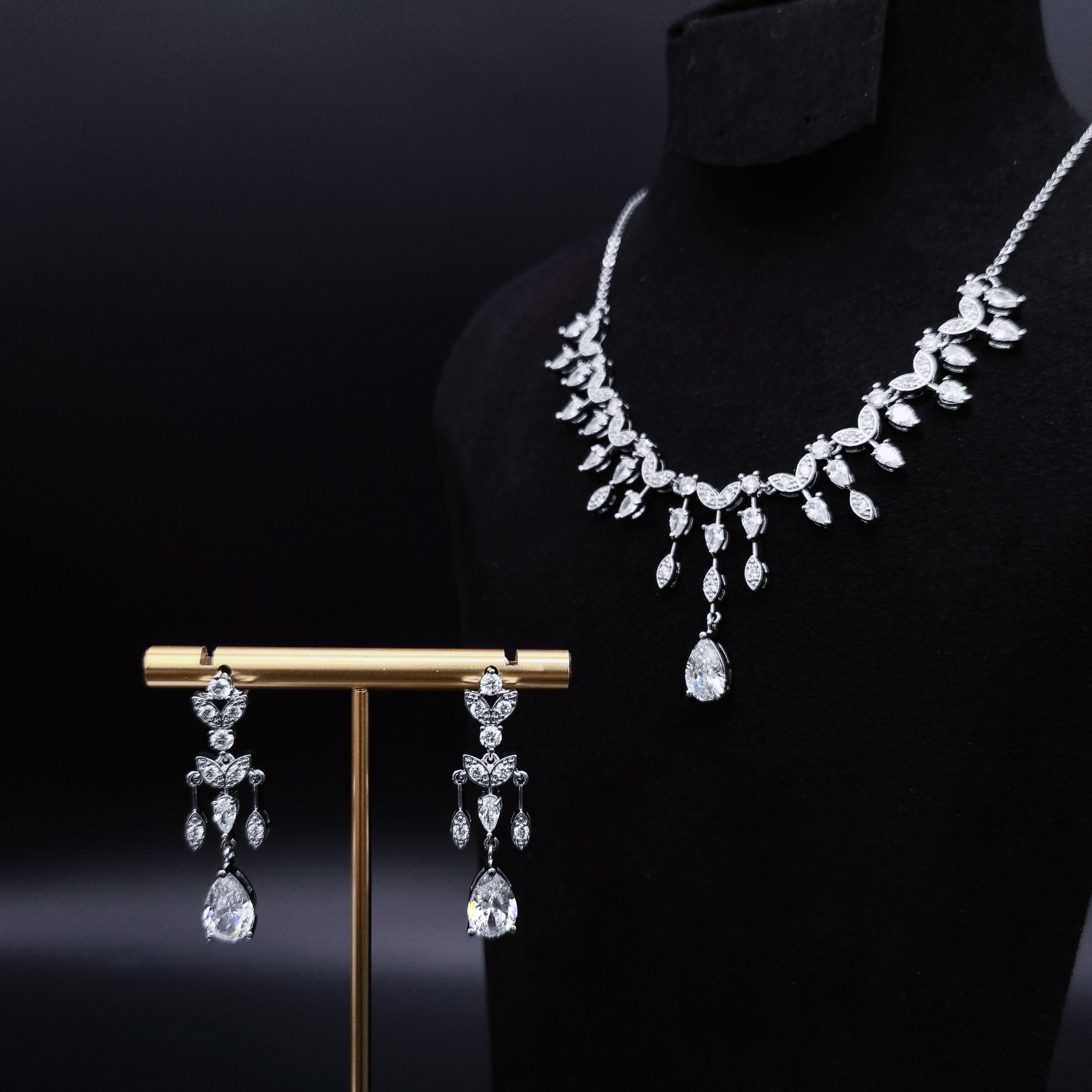 Golden Dream Beauty's luxurious, trendy and fashionable micro-inset earrings, necklaces, stud earrings, three-piece set TL-200 Aries accessory Zircon, selected for parties, annual meetings and banquets, trendy and fashionable style label, carefully selected for a sense of high-end details Picture