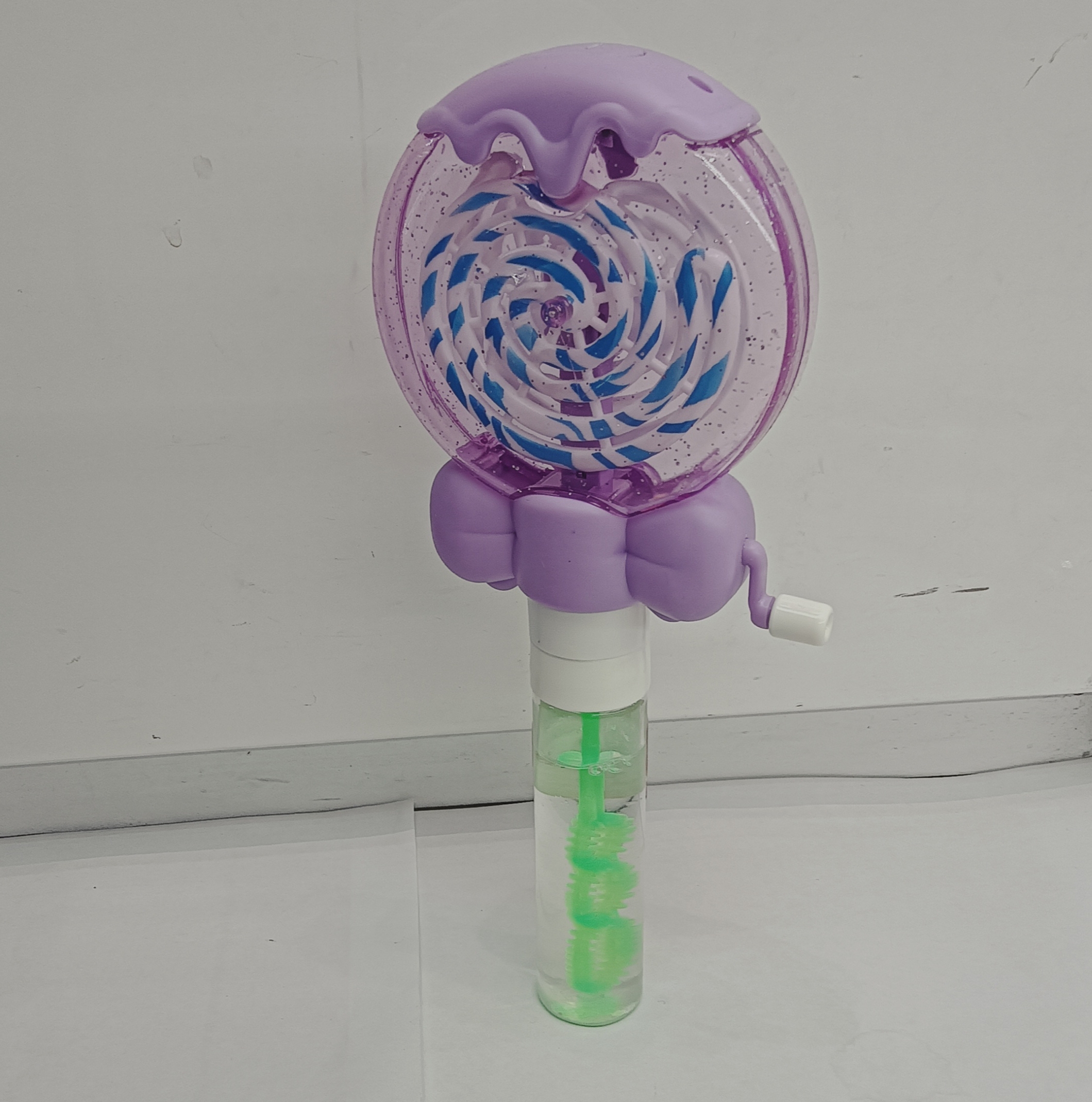 Cross-border trade, colorful rotating lollipops, bubble sticks, children's toys, two-in-one creative hot sale, street stall wholesale, new and unique small toys, children's cute bubble machines, children's summer outdoor Application Scenario