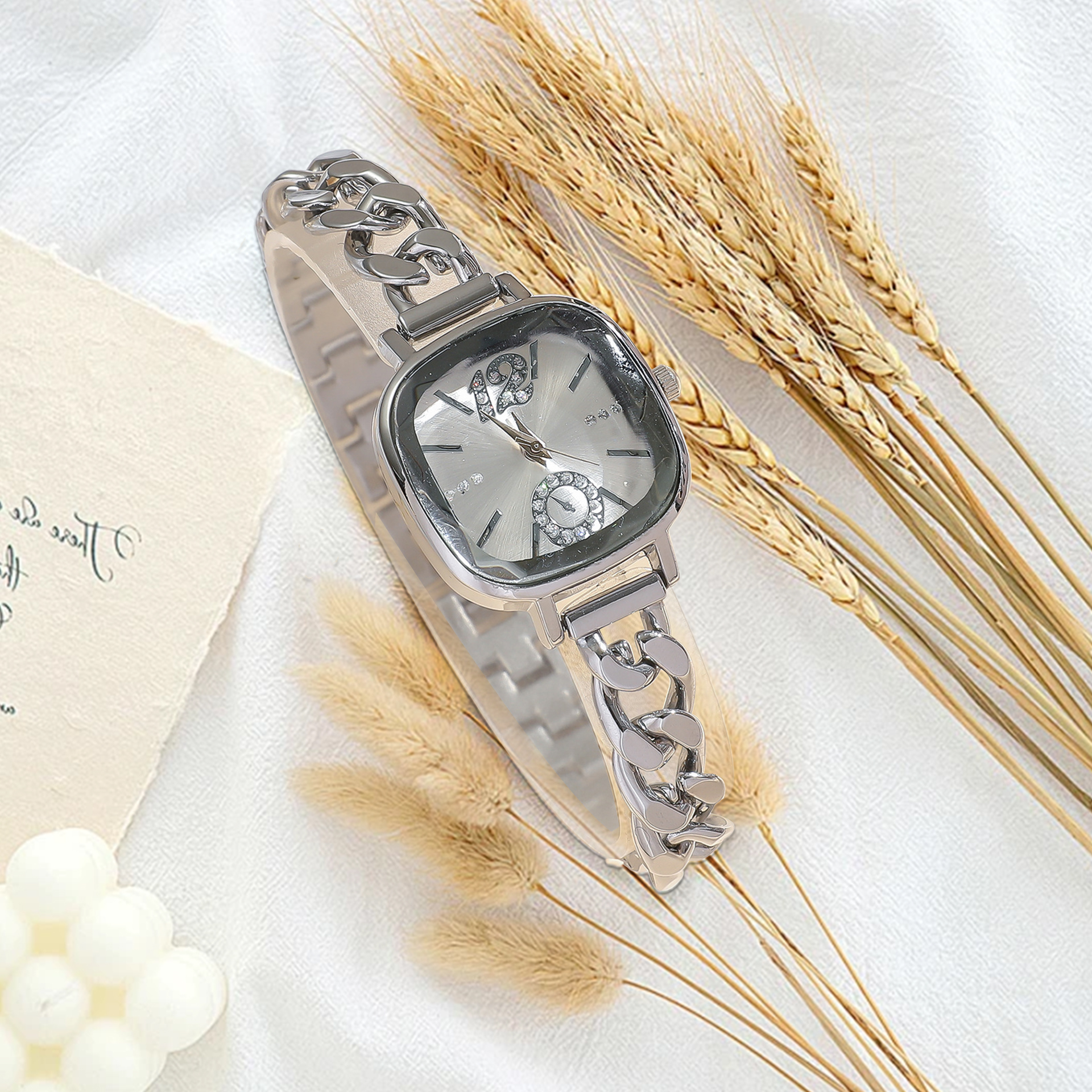 New Temperament Fashion Square Women's Watch Hollow Chain Women's Quartz Watch Bracelet Watch Manufacturers Wholesale Application Scenario