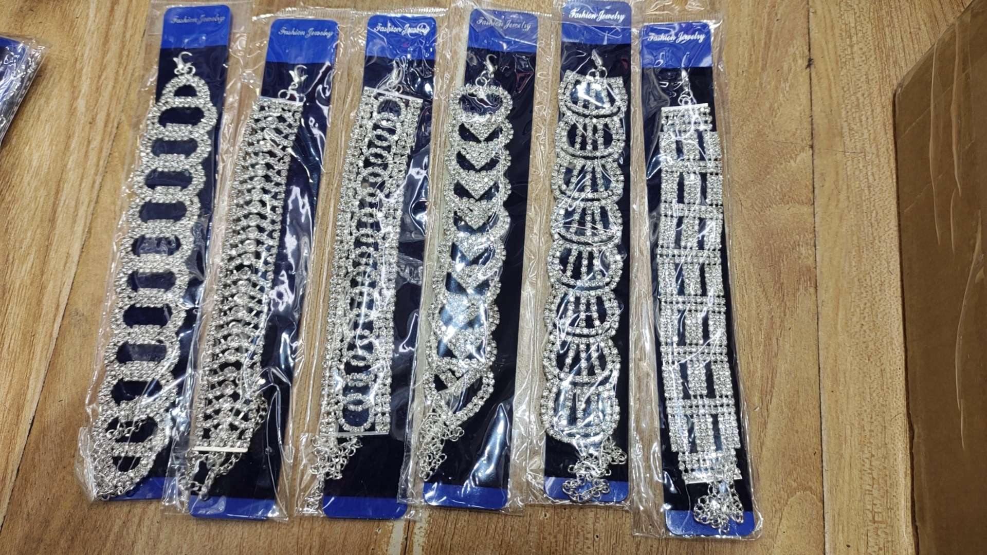 Crown headwear, hair accessories, adult hair combing accessories, exquisite accessories, elegant temperament, ladies' headwear, unique design, fashionable and trendy crown headwear Application Scenario