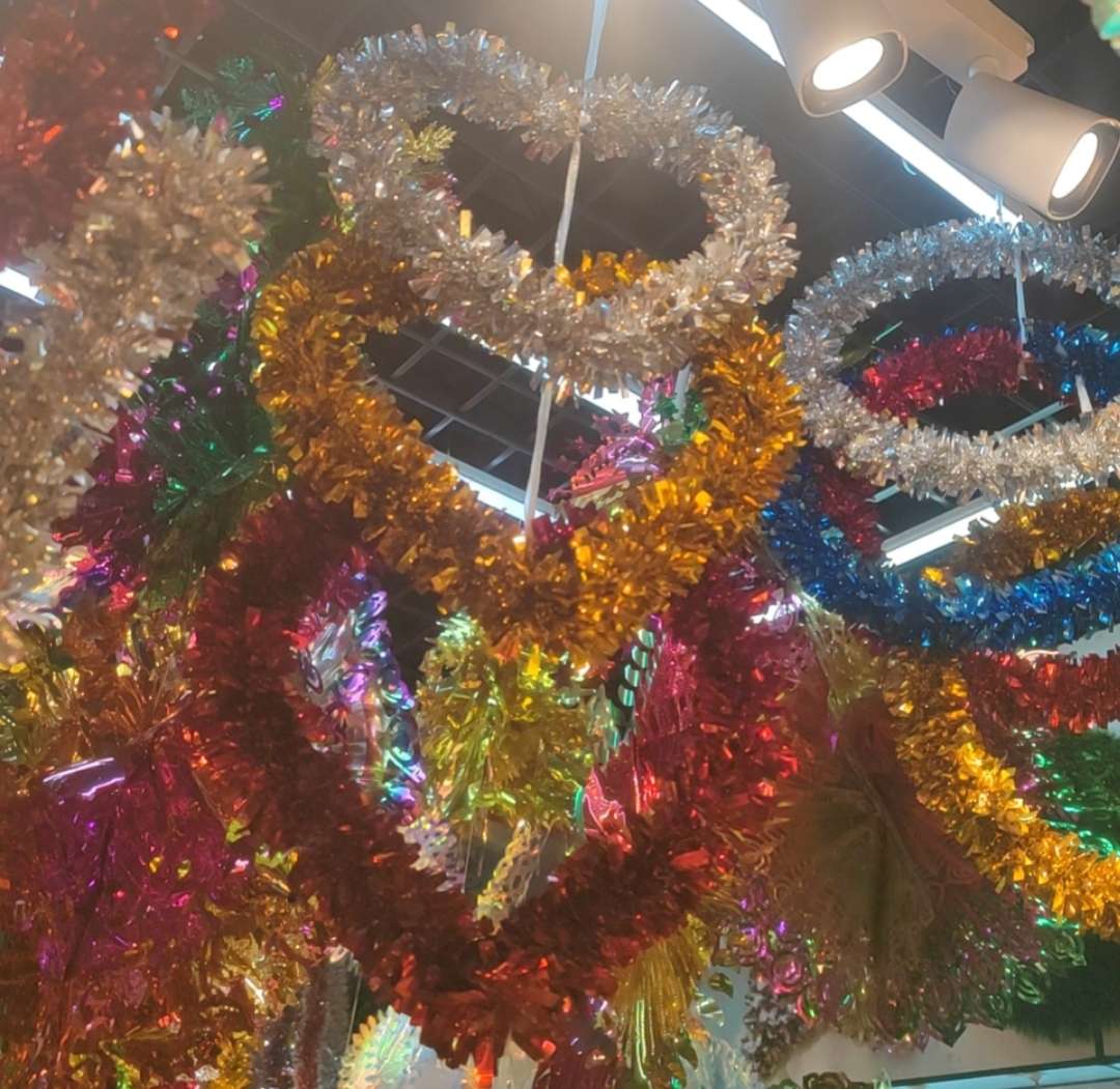 Holiday party wall decorations and wall hangings are beautiful and eye-catching. The wall hanging designs are novel, of good quality and low price Specification image