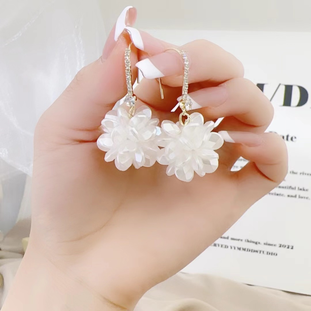 Flower earrings, French retro cluster ear hooks, versatile and high-end earrings for women details Picture