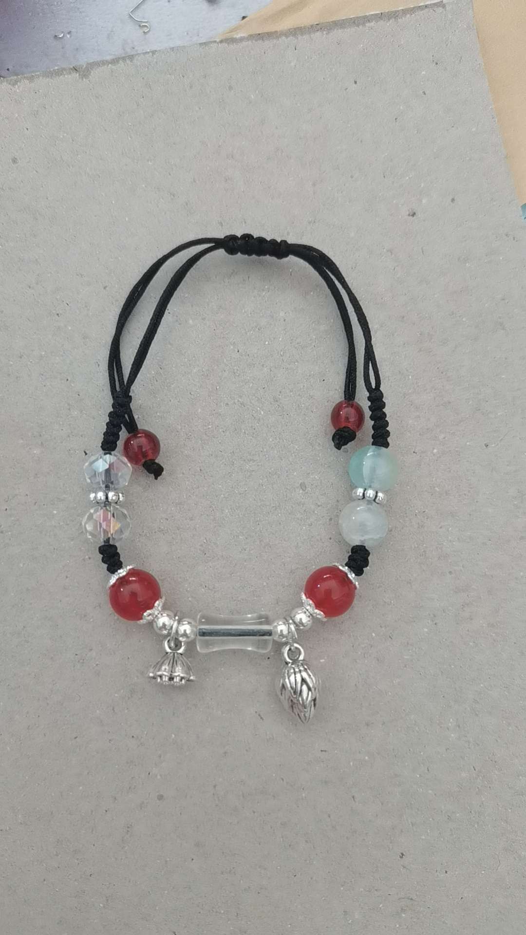 时尚，潮流，个性，爆款。彩绳，红绳，手链，脚链