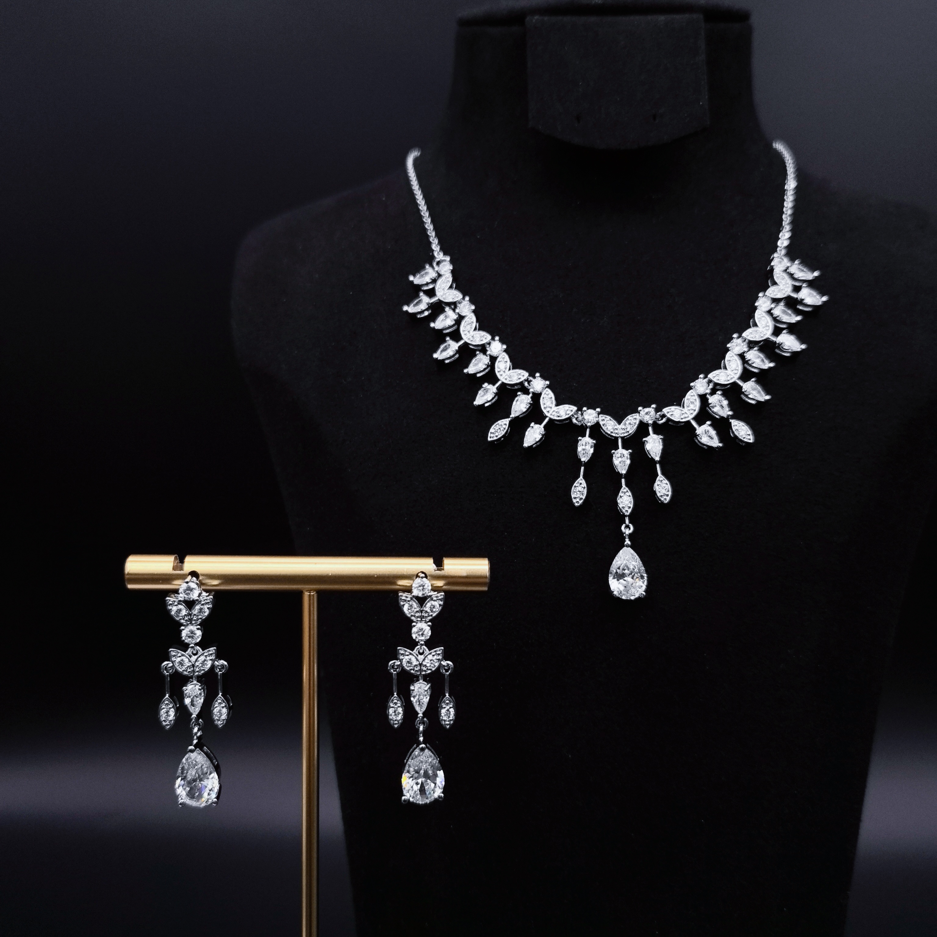 Golden Dream Beauty's luxurious, trendy and fashionable micro-inset earrings, necklaces, stud earrings, three-piece set TL-200 Aries accessory Zircon, selected for parties, annual meetings and banquets, trendy and fashionable style label, carefully selected for a sense of high-end Specification image