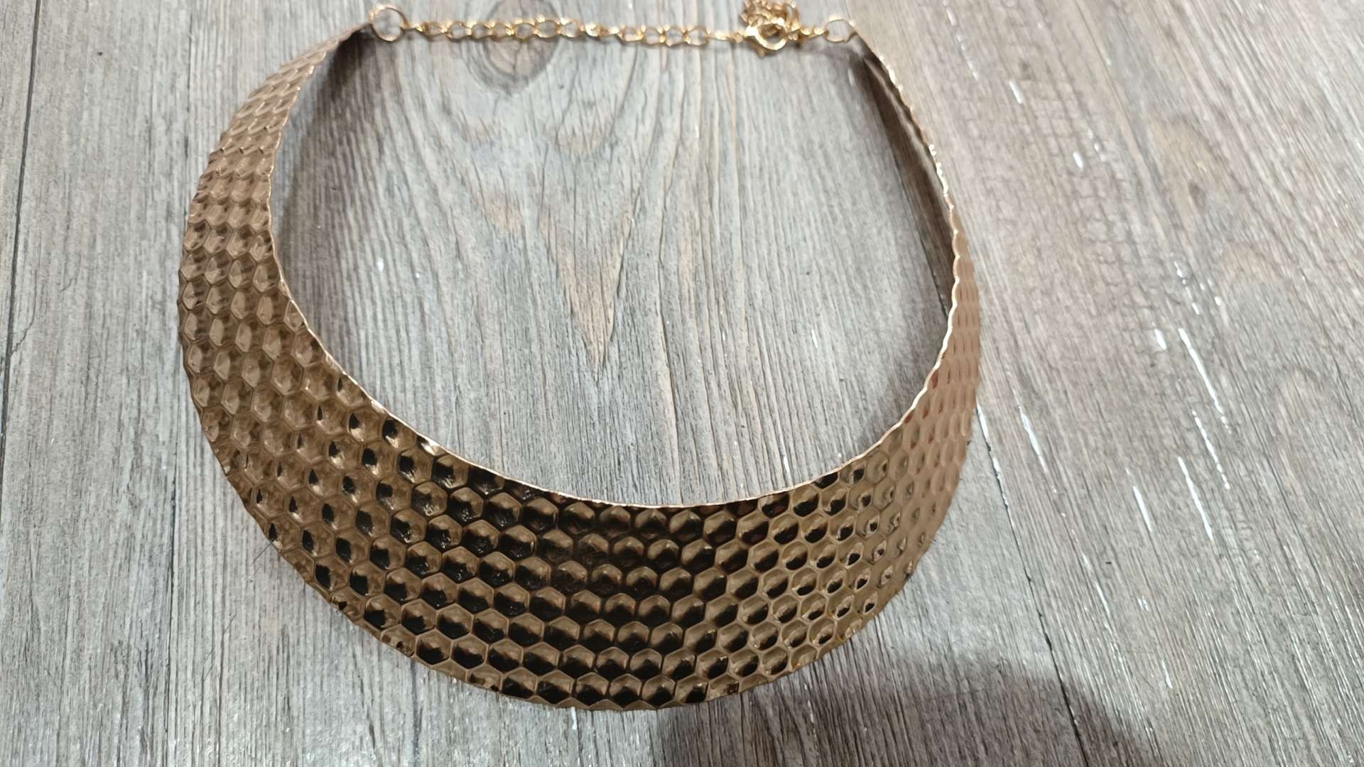 Exaggerated necklaces in European and American style